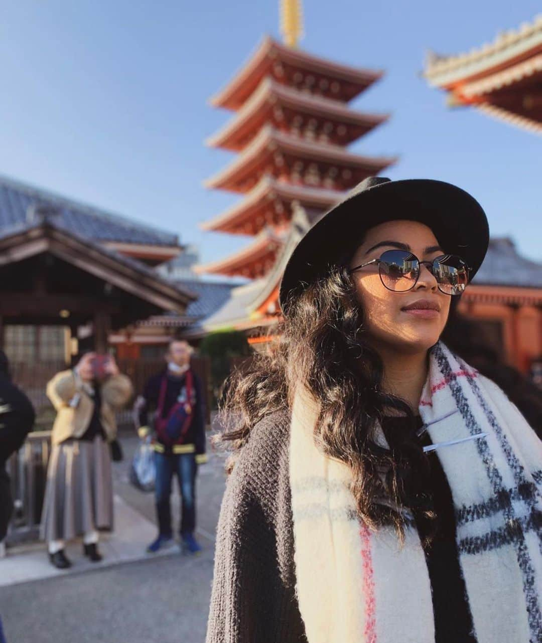 quayaustraliaさんのインスタグラム写真 - (quayaustraliaInstagram)「Winter travel vibe on 💯 Take your look up a notch with buy one, get one on all glasses—ending soon, link in bio to shop now and skip the promo FOMO ⏰ @nicolette.laumatia wears JEZABELL black fade 🖤 #FINDYOURQUAYS」12月2日 12時34分 - quayaustralia