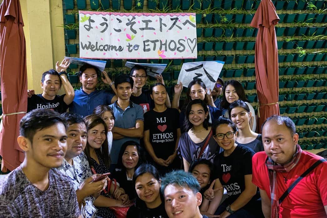 ETHOSさんのインスタグラム写真 - (ETHOSInstagram)「エトスで16週間留学した、みさきさんの留学体験談😋 2ヶ国留学で来てくれました。フィリピン留学後はオーストラリアで有給インターンです。 ・ ・ 🇺🇸ETHOSに留学する前にどんなことを悩んでいましたか？ -特になし ・ ・ 🇺🇸何がきっかけで、ETHOSを知りましたか？ -インターネット ・ 🇺🇸ETHOSを知ってすぐに申し込みをしましたか？しなかったとしたらなぜですか？ -しませんでした。仕事をやめるタイミングが難しかったので ・ 🇺🇸実際にETHOSへ留学してどうでしたか？ -良かったです。先生たちが優しい！ ・ ・ 🇺🇸留学を希望するお友達にETHOSを紹介したいと思いますか？ -初心者の方には紹介したい。 ・ ・ 🇺🇸ETHOSで、思い出に残っていることは？ ・ ・ボホール、カオサンフォール、オスメニアピークへ旅行に行った事。 ・カップケーキパーティー（子供たちが可愛い！！） ・ ・ ・ PS オーストラリアのワーホリでローカルに囲まれて働いてみませんか？ ・ ・ ✔︎英語環境で働ける ✔︎しっかりとした給料が貰える ✔︎1年で現地大学に入れる英語力を身につける ・ 99%ローカルの仕事を紹介します。 ・ ・ 少しでもワーホリに今日がある方はプロフィールのURLをクリックしてね。 12/15(日)大阪で説明会やります！(無料)興味ある方は来てくださいね😋 ↓ @ethos_food ・ ・ ・ ・ ・ プロフィールのURLからHPもチェックしてください😇 👇 @ethos_cebu ・ ・ ・ #オーストラリア #オーストラリア生活 #タスラ #ワーホリ #ワーキングホリデーオーストラリア #ワーホリオーストラリア #ワーホリ生活 #ワーホリ女子 #ワーキングホリデー #ワーホリ日記 #ワーホリ中 #ワーホリメモ  #フィリピン留学 #セブ島留学 #セブ島 #フィリピン」12月2日 12時27分 - ethos_cebu