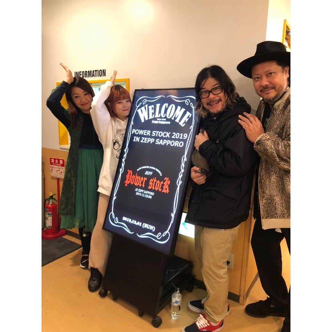 マキシマム ザ ホルモンのインスタグラム：「‬昨日は‪ダイスケと札幌POWER STOCKに行ってきました。先輩、友達たくさんでみんな優しくて、ホルモンTもたくさんで本当胸熱…！涙﻿ 行けて良かった。‬﻿ ‪しかしトシロウさんは、会うなり﻿ 「来てんならブラフん時呼び込むから出てこいよ」と…え？大汗‬﻿ ‪完全にテンパリ。。。﻿ 大至急アイナに電話…出ない！﻿ チッチに電話…出ない！﻿ どないしよ。。焦るおばさん。﻿ と、楽屋裏を歩くチッチ発見！﻿ 「チッチ！衣装貸してー！」と泣きつくおばさん。いやいや、入らへん可能性の方が高いのに図々しいわ！！！！笑﻿ ダッシュで衣装持ってきてくれるチッチ。涙﻿ ナヲちゃんポイント25万ポイント付与です！﻿ 着てみると、一応チャックしまったw﻿ 息できないけど！笑﻿ ってことで氣志團万博に続き、またもやBiSHコスおばさん現る。笑‬﻿ ‪#シュレックじゃねぇよ﻿ #地元合唱隊のお母さんじゃねぇよ﻿ #阿佐谷姉妹の緑バージョンじゃねぇよ﻿ ﻿ そしてBRAHMANのステージに本当に呼び込まれ、この格好でステージで少しお喋りしました。﻿ よく考えて。﻿ BRAHMANのステージでw﻿ …コレ。笑﻿ パワストならでは、です。﻿ 出れなかったのは残念だけど、みんなの優しさに触れ、本当に行って良かったです。﻿ ﻿ byナヲ﻿ ﻿ #POWERSTOCK2019﻿ #突然のシーチキン兄弟﻿ #ぴえんて何」