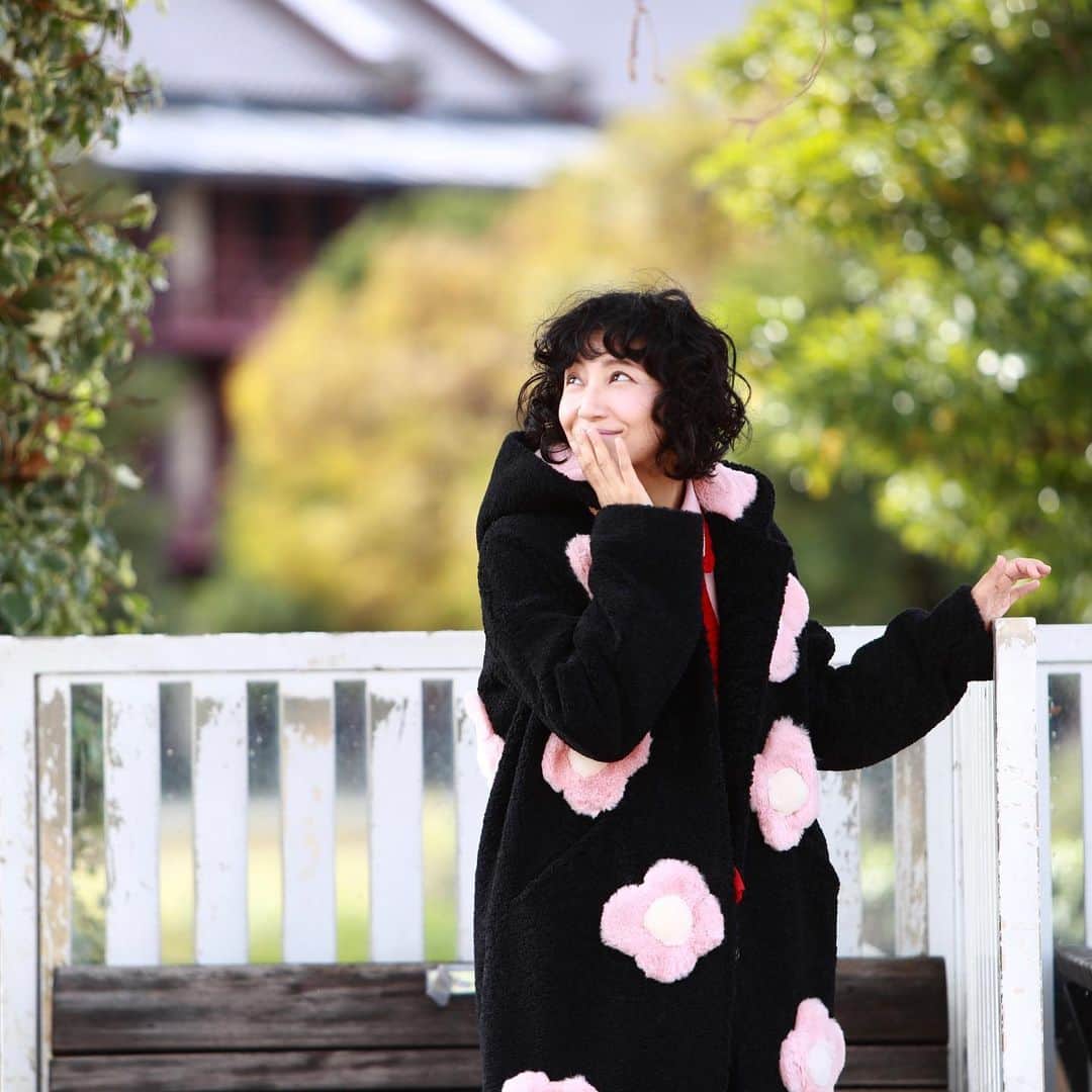 奥井亜紀さんのインスタグラム写真 - (奥井亜紀Instagram)「好きな服は夢をみせてくれる魔法の道具だよ。#tuesmontresor」12月2日 12時34分 - akiokui