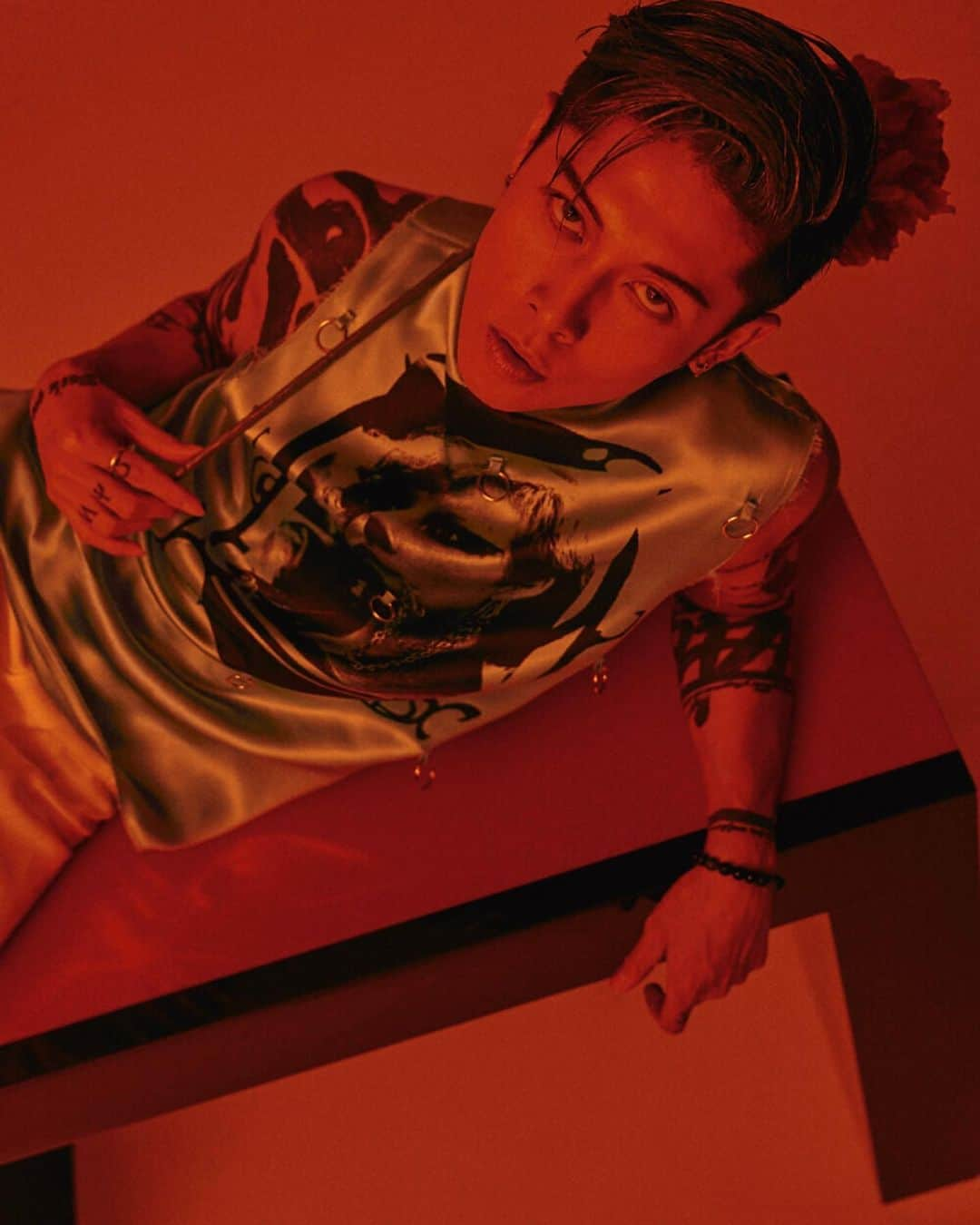 雅-MIYAVI-さんのインスタグラム写真 - (雅-MIYAVI-Instagram)「Born in RED 🌹Check out the issue 03 @thelaterals  Credits: Photographs by @dyanjong Casting @bryankjins Creative director @mlvncky Styling @elidad DOP @a.y.truong Lighting technician @_burnstein Production design @evachedda Art PA Mike Smith Production Assistant Wendy Lee Groomer @annyk.makeup Words by @debbiejong Special thanks @edge_studios and @johnnycaptures @bottegaveneta — Magazine available for pre-order on thelaterals.com — #thelaterals #THELATERALSMagazine #issue03 #magazine #InterestByIdentities #miyavi」12月2日 12時34分 - miyavi_ishihara