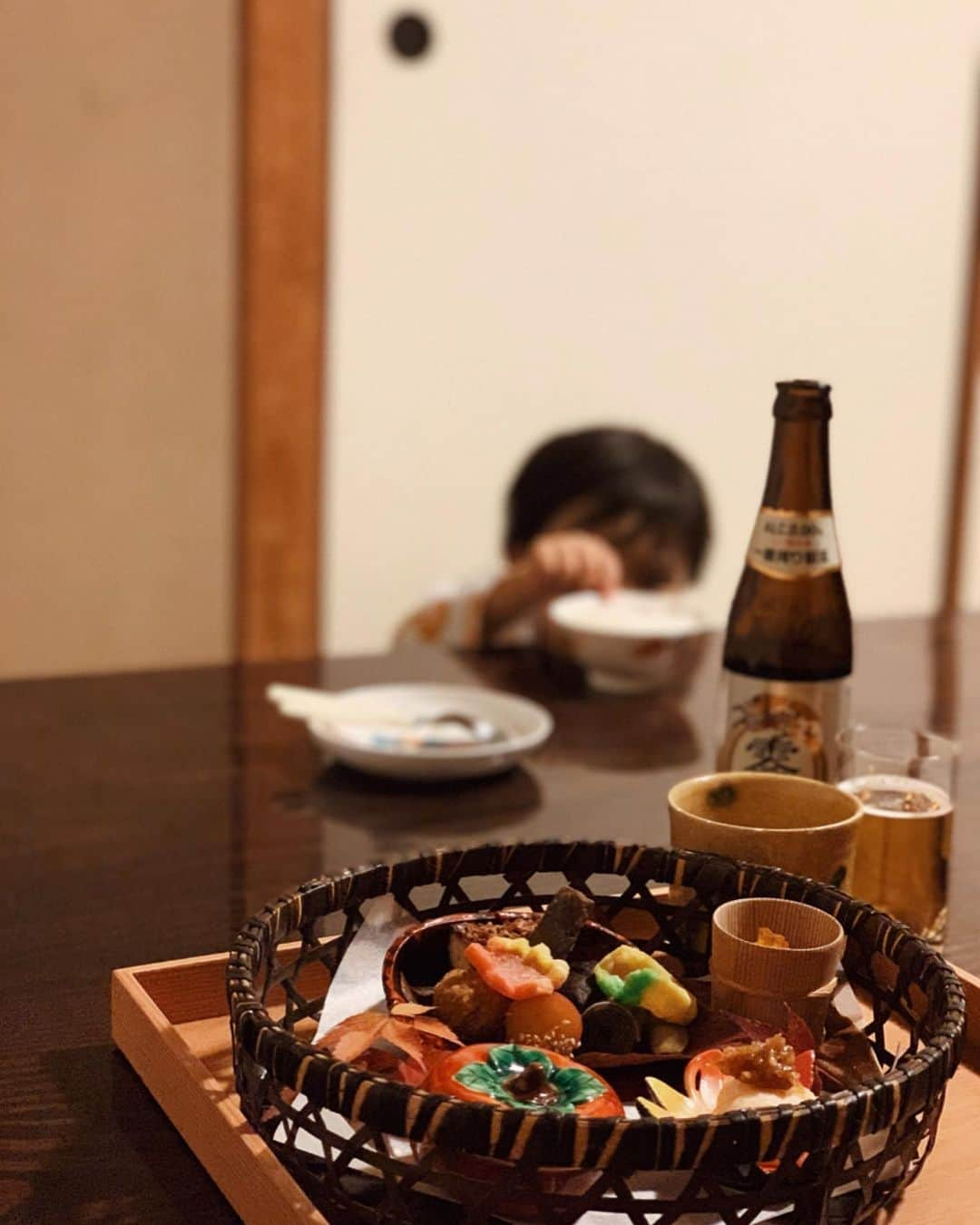 村上萌さんのインスタグラム写真 - (村上萌Instagram)「大阪に帰る日の夜、夫がチームで食事するというので、急遽娘と駅を変更して新神戸へ。﻿ 怒涛の日々だったので、自分の中の「温泉に行きたいボルテージ♨︎」がマックスに達していたよう。﻿ ﻿ 会話ができるようになった娘との旅は、なかなか面白い。夕食後に「お部屋帰って、ねんねしようか」と聞くと、「もう1回おふろはいりたいかも」と、随分と旅慣れた様子。﻿ ﻿ 翌日オフだった夫も夜中に駆けつけて、紅葉が見頃の有馬温泉で家族揃って朝ごはんを食べることができました。なかなか良い判断だったな🚅 ﻿ ﻿  #かぞくごと #合間に遊ぶ」12月2日 12時41分 - moemurakami_