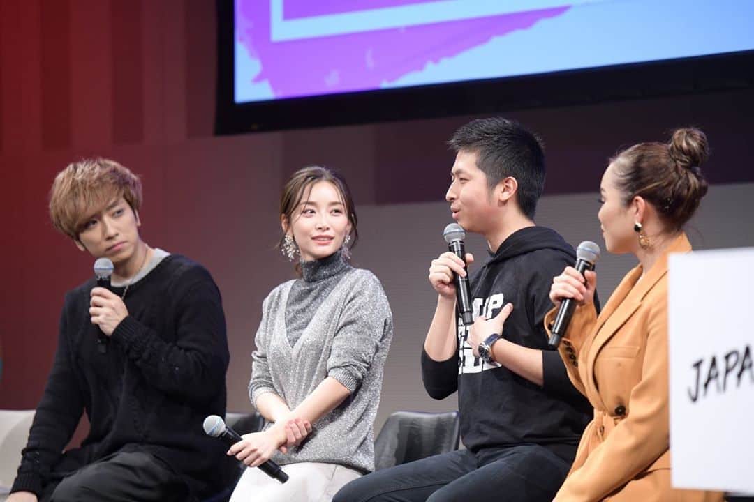 のインスタグラム：「#YTFF クリエイターキャンプ2019のパネルセッションに登壇させて頂きました✨ YouTubeが益々多様化されている中で、今年で11年目の自分の経験論が時代遅れではないかと恐縮しつつも、普段交流出来ない他ジャンルのメンバーと一緒にお話しができてとても楽しかったです😊 音楽のUmi kun、ゲームのきおきおさん、ママ&メイクのゆうりちゃん楽しい時間をありがとうございます❤️ . 私が言えることは『継続』ただそれだけかもしれないです。好きなことが嫌いになるのは勿体ないから、心の声を無視せずに聞いてあげてその時々の選択をしてあげて欲しいなと😌それが1番の継続のコツかと思います。 . 今回のトークショーでも行動は違えど、皆さん自分の心に忠実に、自分に優しい選択をしてきたように感じました。 色んな情報が入りやすい時代だから、いくらでも誤魔化せちゃうところ。でも一番誤魔化しちゃいけないところかなって思います🙇🏻‍♀️ . . そして12/4のYouTube FanFestにも出演させて頂きます🎤今年はYouTubeを初めてきた中で1番楽しく過ごせたように思います。だからそこギフトを頂いた気分で嬉しい🎁✨ 楽しみます🎉 . #ytff #youtubefanfest #creatorcamp2019 #youtube」
