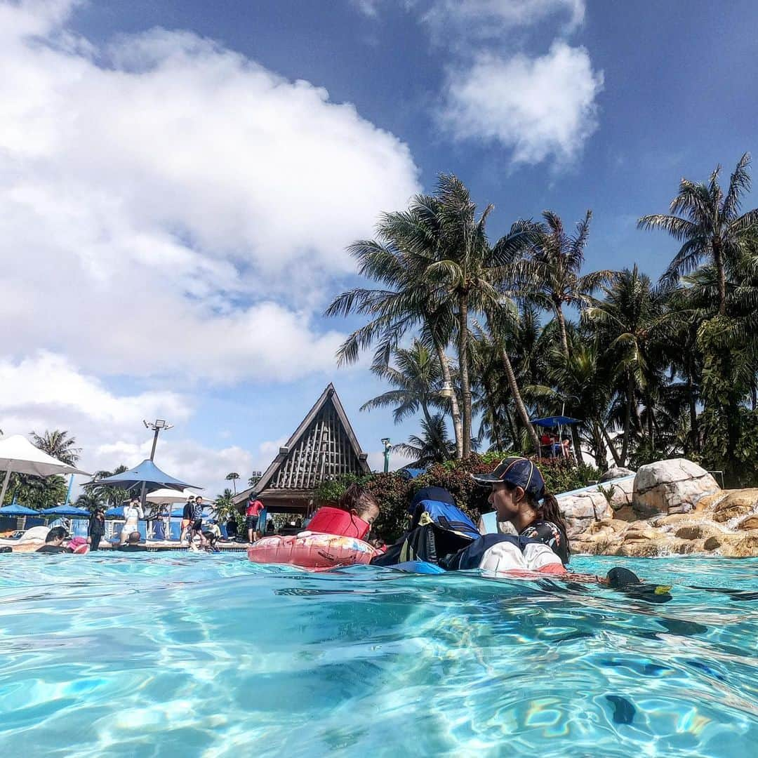 大西宏明さんのインスタグラム写真 - (大西宏明Instagram)「ホテル敷地内のWater Parkでひたすら遊びました🏊‍♂️⛱ 子供にとっては最高のホテルやったね🤩🤩🤩 #家族旅行 #guam🌴  #picグアム  #子供大はしゃぎ #大切な時間 #一日中遊び尽くす #息子の体力無限大  #ひくほど元気 😂 #waterpark  #myfamily  #picguam  #昨夜 #帰国しましたよ #本日から休んだ分 #ビチクソ働きます #smile #ほなっ！！」12月2日 12時49分 - ohnishi_hiroaki_0428