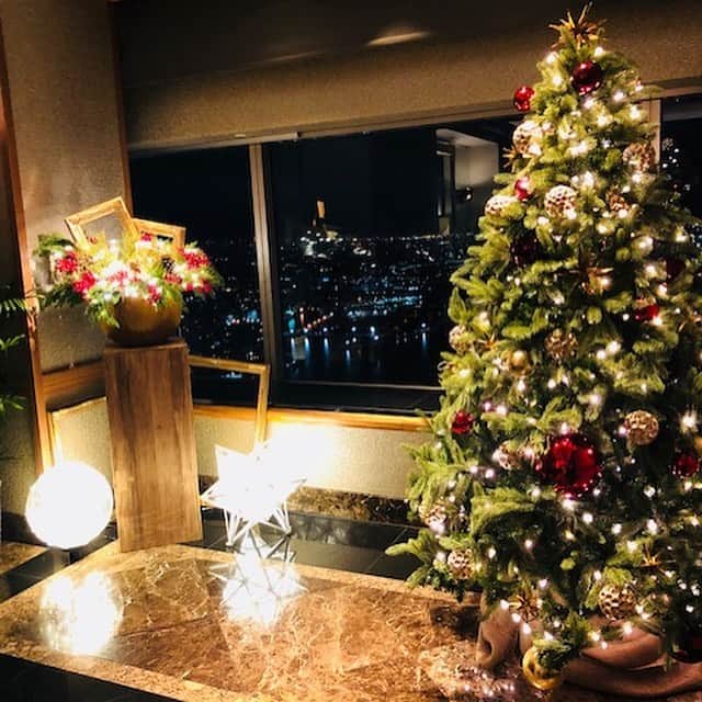 横浜ロイヤルパークホテルのインスタグラム：「70F スカイラウンジ「シリウス」の店内もクリスマス🎄らしい装いに。  #横浜ロイヤルパークホテル #yokohamaroyalparkhotel #横浜 #yokohama #ホテル #hotel #シリウス  #sirius #スカイラウンジ #skylounge #chrisrmas #クリスマス #ホテルランチ #ホテルディナー」