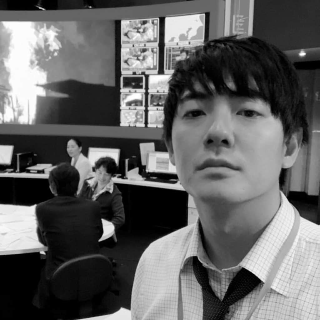 長田成哉のインスタグラム：「今夜19時半から「パラレル東京」始まります。 たった4日間の物語。 被災してから４日間というのは、正直何一つ救いはありません。 その恐怖を体感して備えてもらえたら嬉しいです。 缶詰だったので疲労感が漏れてる写真しかなかった。笑 ずっと芝居してたので 舞台のような現場でした。 #パラレル東京」
