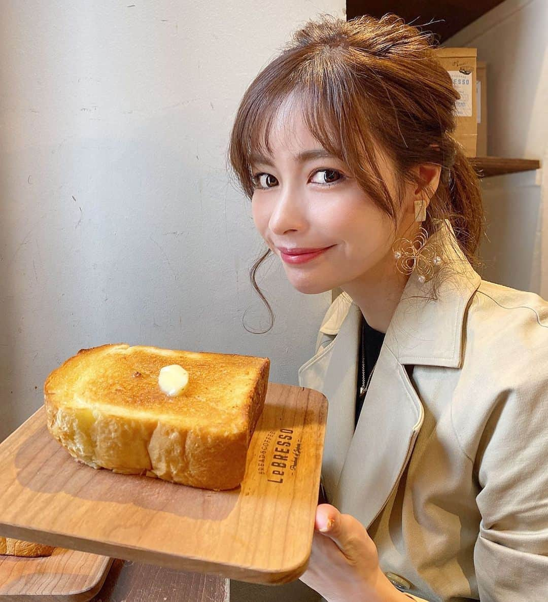 得あゆさんのインスタグラム写真 - (得あゆInstagram)「厚切りトーストにハマりそう 美味しい食パンを大好きな人に 食べさせたいぃぃぃ🍞😍←発想がおじさん？笑 ・ ・ ・ ・ ・ ・ ・ ・ ・ #厚切りトースト#トースト#朝ごはん#ブレックファースト#カフェ#カフェ巡り#パン#朝ごパン#ランチ#お昼ごはん#ブレッド#グルメ#美味しい#コート#冬服#クリスマス#クリスマスツリー#ダイエット#ヘアアレンジ#パン屋#パン屋巡り#クリスマスコフレ#bread#pan#cafe#breakfast#christmas#christmascake#japanesefood#gourmet」12月2日 13時07分 - tokuayu819