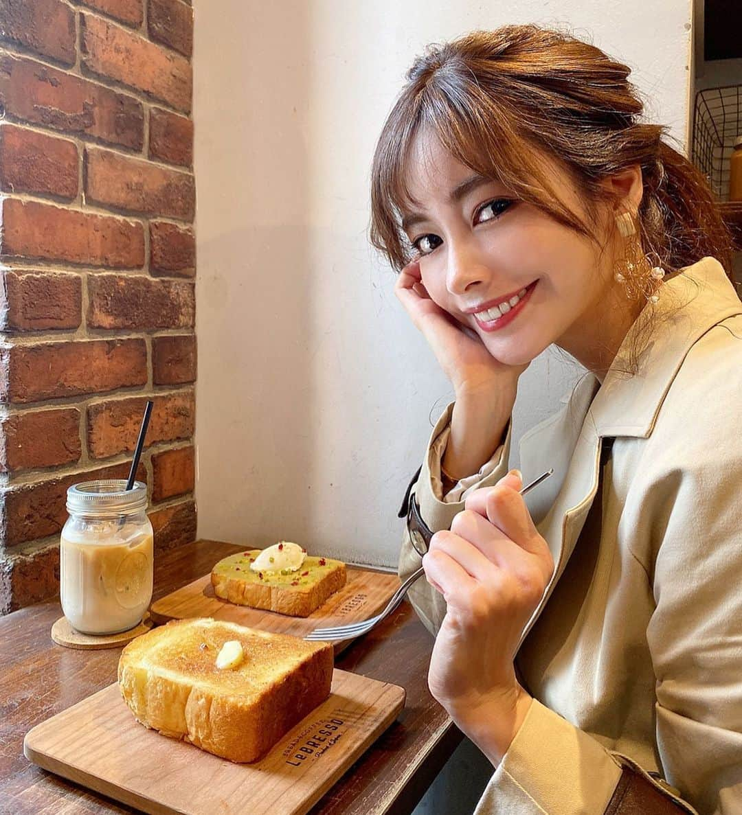 得あゆさんのインスタグラム写真 - (得あゆInstagram)「厚切りトーストにハマりそう 美味しい食パンを大好きな人に 食べさせたいぃぃぃ🍞😍←発想がおじさん？笑 ・ ・ ・ ・ ・ ・ ・ ・ ・ #厚切りトースト#トースト#朝ごはん#ブレックファースト#カフェ#カフェ巡り#パン#朝ごパン#ランチ#お昼ごはん#ブレッド#グルメ#美味しい#コート#冬服#クリスマス#クリスマスツリー#ダイエット#ヘアアレンジ#パン屋#パン屋巡り#クリスマスコフレ#bread#pan#cafe#breakfast#christmas#christmascake#japanesefood#gourmet」12月2日 13時07分 - tokuayu819