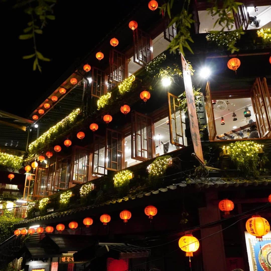 小嶋晶子さんのインスタグラム写真 - (小嶋晶子Instagram)「Memories of Taiwan trip.(Part.1)🇹🇼 I went to Jiufen, which people say has the atmosphere similar to one of my favorite Ghibli movie, “Spirited Away.” At night, there were a ton of lanterns lit and it was so beautiful. #taiwan #Jiufen #spiritedaway #台湾 #九份 #千と千尋の神隠し #🇹🇼」12月2日 13時15分 - kojimamajiko