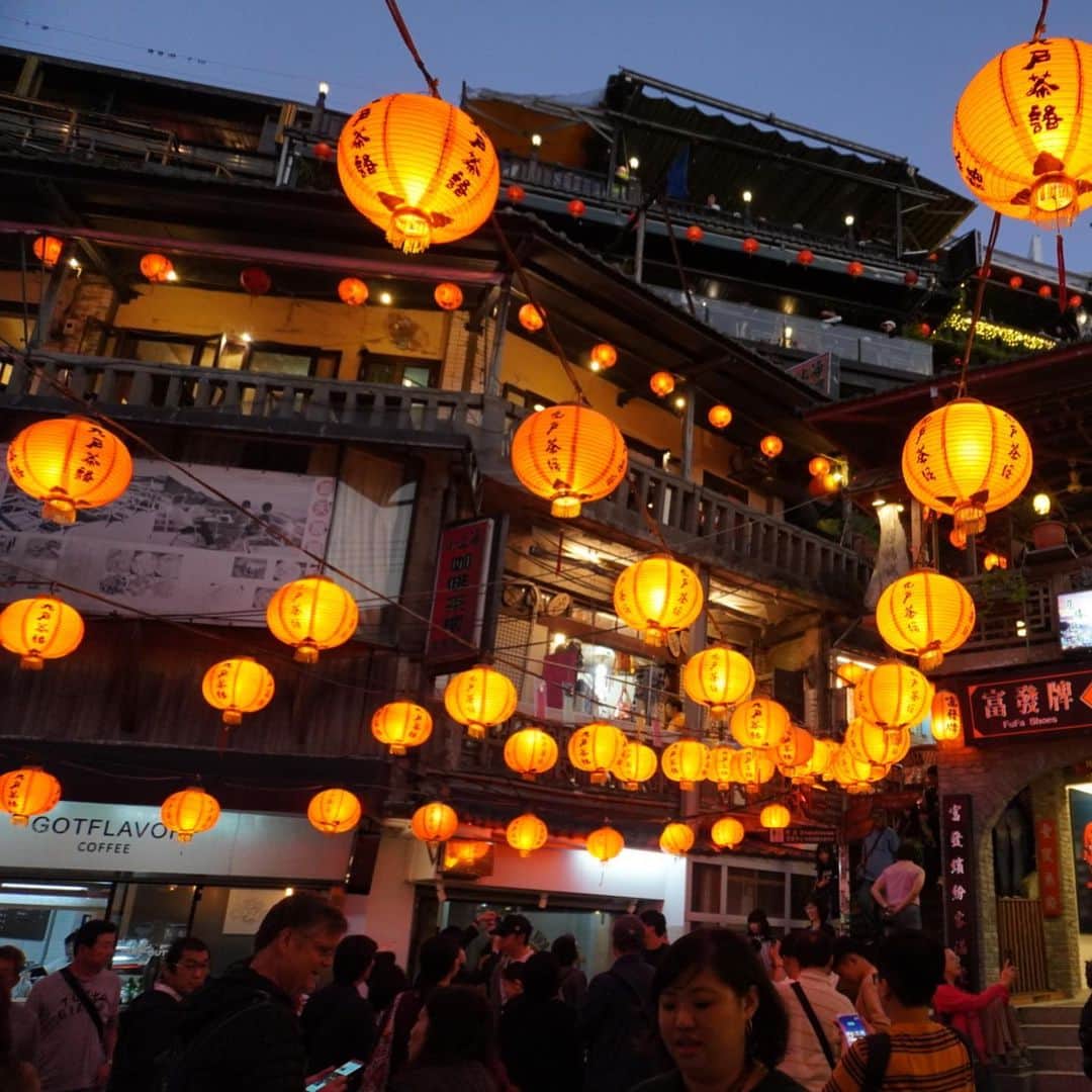 小嶋晶子のインスタグラム：「Memories of Taiwan trip.(Part.1)🇹🇼 I went to Jiufen, which people say has the atmosphere similar to one of my favorite Ghibli movie, “Spirited Away.” At night, there were a ton of lanterns lit and it was so beautiful. #taiwan #Jiufen #spiritedaway #台湾 #九份 #千と千尋の神隠し #🇹🇼」