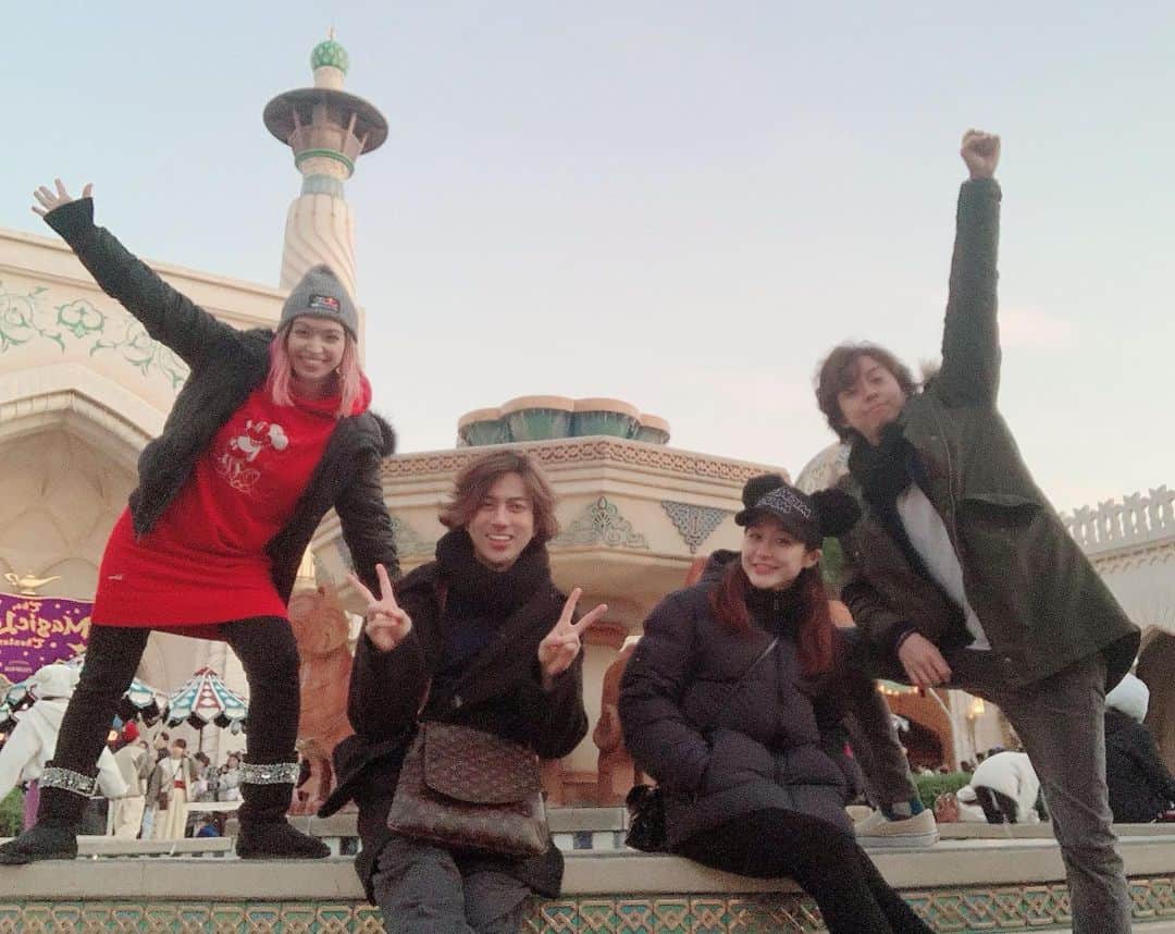 のインスタグラム：「Jump!!! 青春ディズニー😏  #jump #high #disneysea #disney #tokyo #ディズニーシー #ディズニー #ジャンプ写真 #定番 #でも好き #着地で歳を感じる我々 #青春ディズニー #楽しんだもん勝ち」