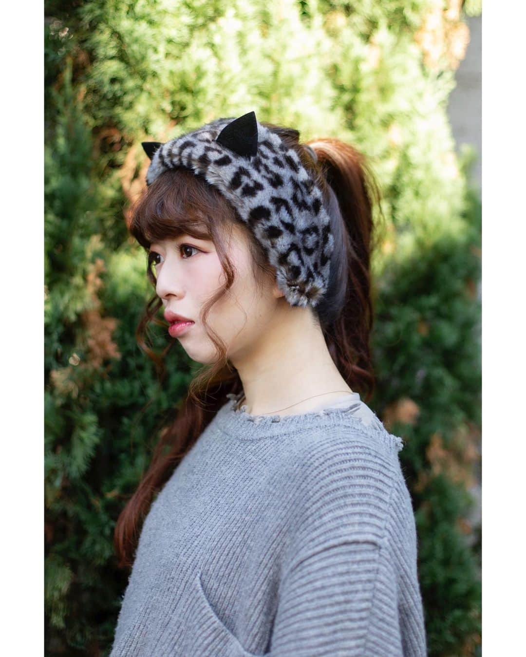 CA4LAさんのインスタグラム写真 - (CA4LAInstagram)「ハリウッド・セレブにも絶大な人気を誇るヘアアクセサリーブランド＜Jennifer Ouellette／ジェニファー・オーレット＞。 ネコ耳付きのカチューシャ風イヤーマフ。 フェイクファーの幅広シルエットに、小悪魔なネコ耳をオン。裏地にも暖かな生地を使用し、防寒性抜群の付け心地に仕上がっています。一際目を惹くデザインはパーティーやイベントではもちろん、日常でも気分を盛り上げてくれる遊び心に溢れたアイテムです。 . . Name. 19 EARMUFF CAT EARS Price. ¥15,200+tax Color. レオパード Number. JEO00407 . . . #jenniferouellette #ジェニファーオーレット #ca4la #hats #カシラ #帽子 #earmuff #イヤーマフ #headband #ヘアバンド #帽子コーデ #コーディネート #madeinjapan #日本製 #fashionphography #ig_portrait #ig_photooftheday #portraitmood #makeportraits #theportraitpr0ject」12月2日 13時27分 - ca4la_official