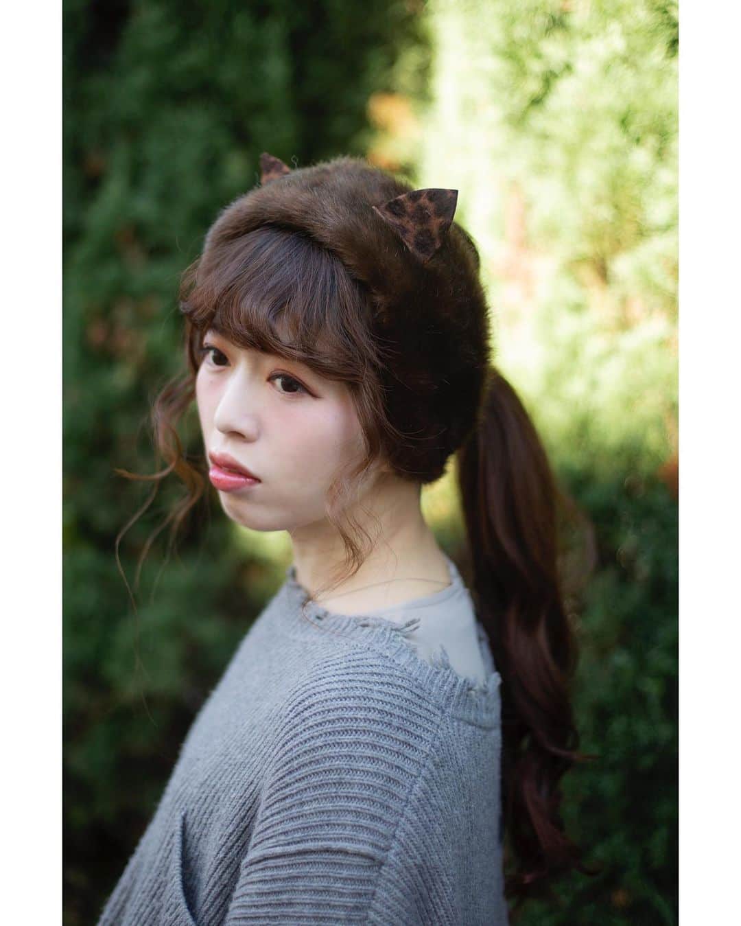CA4LAさんのインスタグラム写真 - (CA4LAInstagram)「ハリウッド・セレブにも絶大な人気を誇るヘアアクセサリーブランド＜Jennifer Ouellette／ジェニファー・オーレット＞。 ネコ耳付きのカチューシャ風イヤーマフ。 フェイクファーの幅広シルエットに、小悪魔なネコ耳をオン。裏地にも暖かな生地を使用し、防寒性抜群の付け心地に仕上がっています。一際目を惹くデザインはパーティーやイベントではもちろん、日常でも気分を盛り上げてくれる遊び心に溢れたアイテムです。 . . Name. 19 EARMUFF CAT EARS Price. ¥15,200+tax Color. レオパード Number. JEO00407 . . . #jenniferouellette #ジェニファーオーレット #ca4la #hats #カシラ #帽子 #earmuff #イヤーマフ #headband #ヘアバンド #帽子コーデ #コーディネート #madeinjapan #日本製 #fashionphography #ig_portrait #ig_photooftheday #portraitmood #makeportraits #theportraitpr0ject」12月2日 13時27分 - ca4la_official