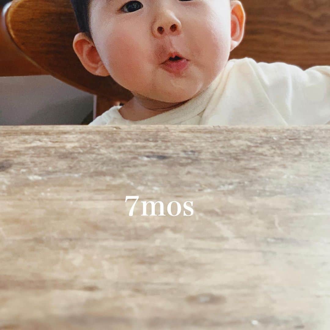 ジュジュのインスタグラム：「おにおに🍙7カ月♡ . 2人目...早い早いとは聞いてたケド、、、 思った以上に早い。 . 最近は夜中よー起きてくるけど、変わりなく 大人しくやりやすい娘さん♡ . 私の姿が見えなくなったら後追い泣きするけど、 それも私を呼んでるんやなって思ったらたまらなく 愛おしいよね😂❤️ . 離乳食はボチボチ。 ゆっくりマイペースな🍙さんでした。 #初めてストロー飲めた🥤♡ . 📸→最近良くする"ホー"の顔を記念に❤️笑 . #おにおに🍙 #生後214日 #7カ月 #7mos」