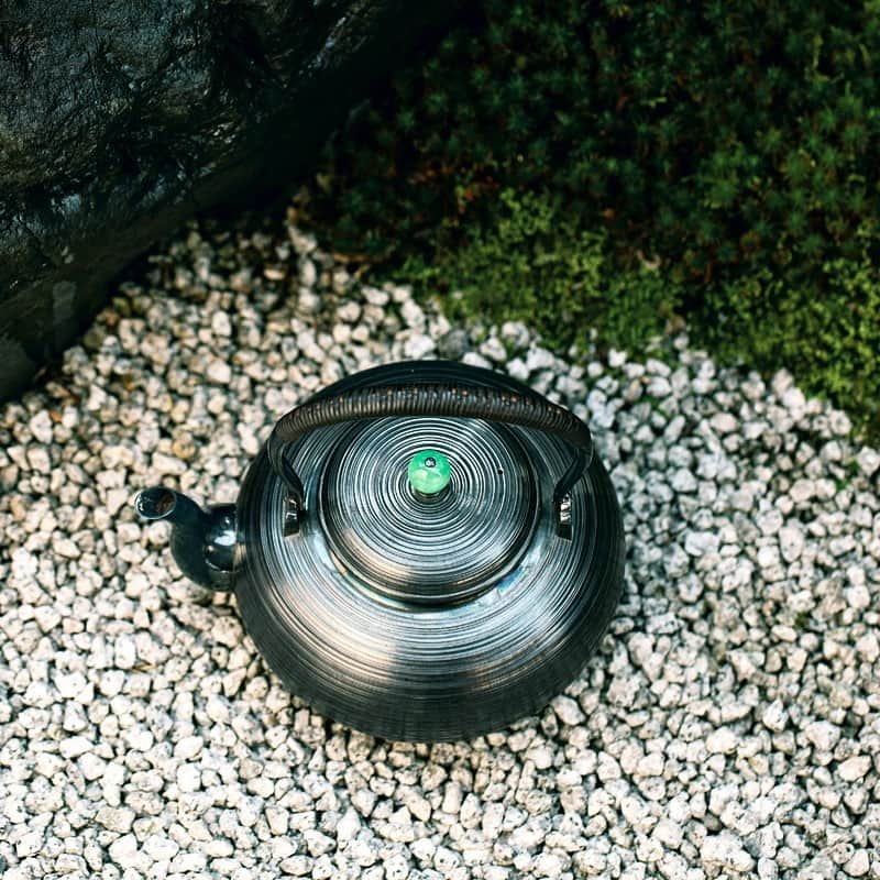 のインスタグラム：「「磨きすぎないように工夫することを繰り返しているうち、このやかんは道具としての魅力のみならず、さまざまなことを私に教えてくれるようになりました」──。続きは『婦人画報』1月号掲載・ミスリン（@norikodaisylinmaeda ）の人気連載「つなぎたい心」でどうぞ。本連載の撮影は、すべてミスリンのご自宅で行っています。写真: #森山雅智 #連載 #好評連載中 #ミスリン #norikodaisylinmaeda #foxey #フォクシー #daisylinonline #foxeynewyork #daisylin #婦人画報 #fujingaho #つなぎたい心 #beautifulthings #silverware #kyoto #tableware #collectables #silverpot #teapot #やかん #薬缶 #薬罐 #銀 #アンティーク #シルバー #京都 #南鐐 #金工」