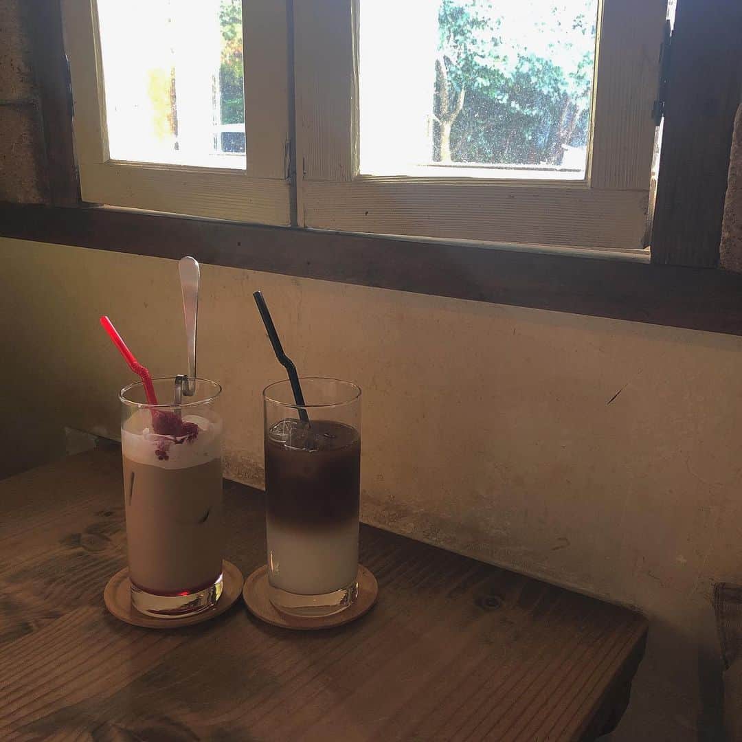 横山紗弓さんのインスタグラム写真 - (横山紗弓Instagram)「ㅤㅤ お家みたいにゆったりできる 素敵カフェ♡ 右のカルピスラテみたいなの飲んだんだけど ほんのり甘くて、ほろ苦くて面白かった☕️ 唐戸市場でおいしいもの堪能してふらっと、おすすめ。 #山口カフェ #下関カフェ #唐戸市場 #bagdadcafe」12月2日 13時26分 - 1129sym