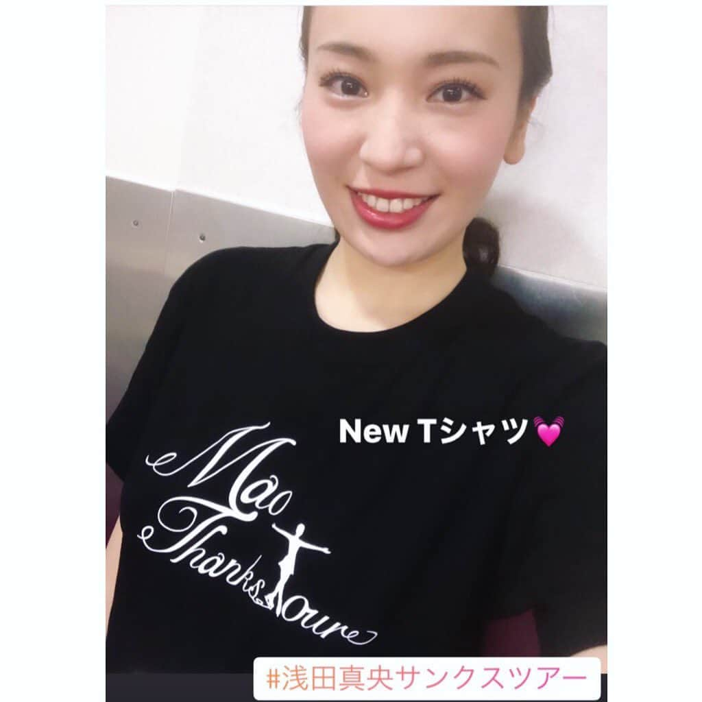 林渚さんのインスタグラム写真 - (林渚Instagram)「静岡公演ありがとうございました⛸今回からNew Tシャツがグッズ販売されたそうです！(写真5枚目)男性も女性も着れるデザインで素敵ですよ〜✨サイズもXLまであるようです！ 浜松のリンクは初めて行きましたが、外の絵がとても可愛くて写真撮ってもらいました✨リンクは寒かったけれど、お客さんの暖かい拍手や声援で乗り切れました💓浜松は美味しいものがたくさんありますね😍毎日幸せでした！次の山口も頑張ります😊 #浅田真央サンクスツアー #静岡　#浜松　公演 #maotour」12月2日 13時36分 - nagiiinsta