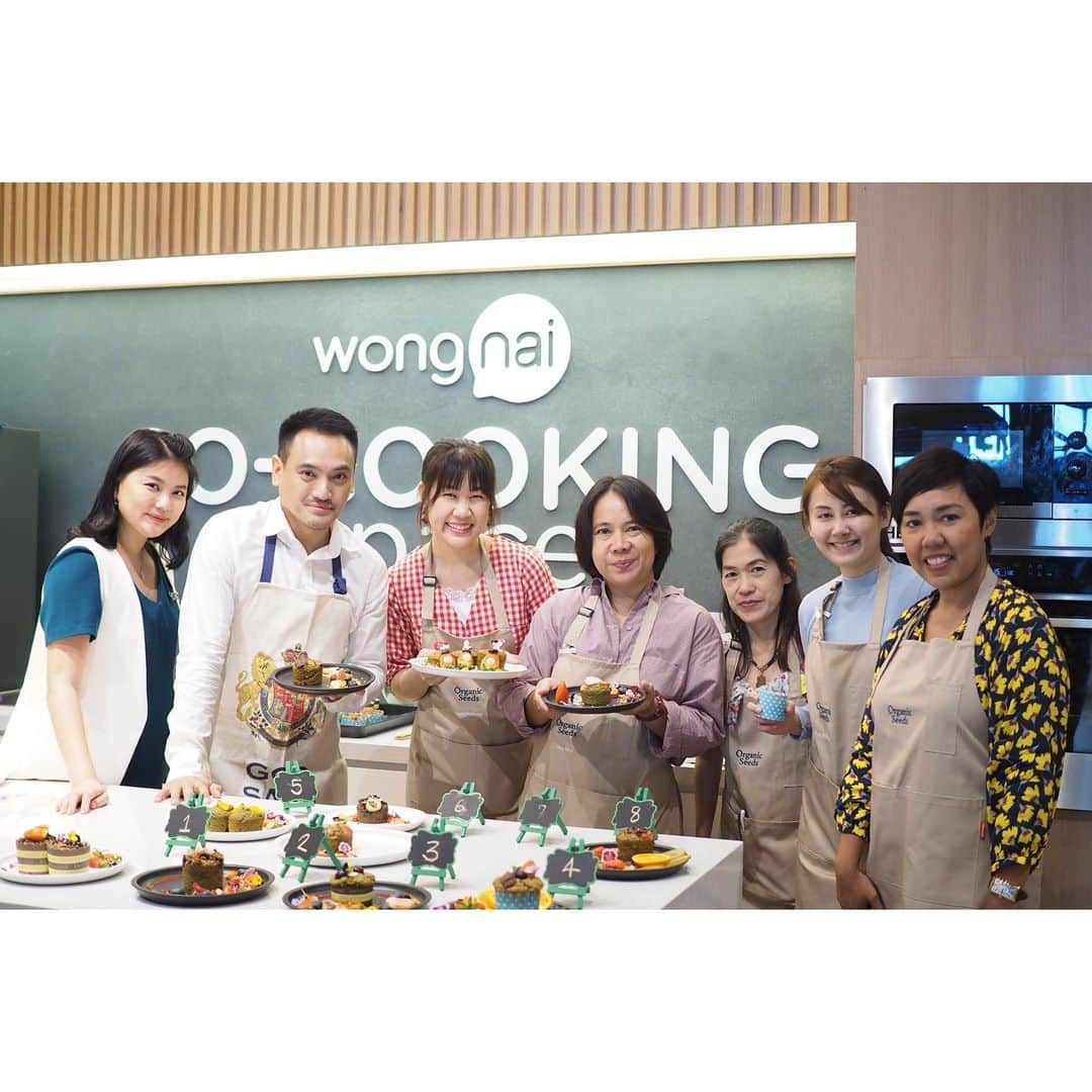 Song Sweet Songさんのインスタグラム写真 - (Song Sweet SongInstagram)「ขอบคุณกิจกรรมดีๆ มีประโยชน์ และเต็มไปด้วยความสุข 💕 จาก @organic_seeds และ เพจ @motherlurka ที่ชวนสองมาทำเมนู Merry Muffin เพิ่มไฟเบอร์จากผักเน้นๆ ด้วย Spinach Powder และ Alfafa Powder จาก #organic_seeds ที่ @wongnaicocookingspace คู่กับ น้อง @smurf_ogns และเชฟธัมดี นะคะ~ แล้วยังทำให้ได้มีโอกาสมาพบกับพี่ๆ เพื่อนๆ น้องๆ blogger ที่แอบติดตามในเพจและไอจีมานานด้วย ดีใจมากจริงๆฮะ 💕เป็นกิจกรรมที่อิ่มมากกกกกกกก เพราะทุกคนได้ลงมือทำอาหาร ขนม เครื่องดื่มด้วยตัวเอง แถมให้ความรู้เกี่ยวกับสารอาหารแน่นๆตลอดงานเลย 💕💕💕 ประทับใจมากๆ อยากให้มีอีกนะค้าาาาาาาาาา ✨✨✨」12月2日 13時36分 - songsweetsong