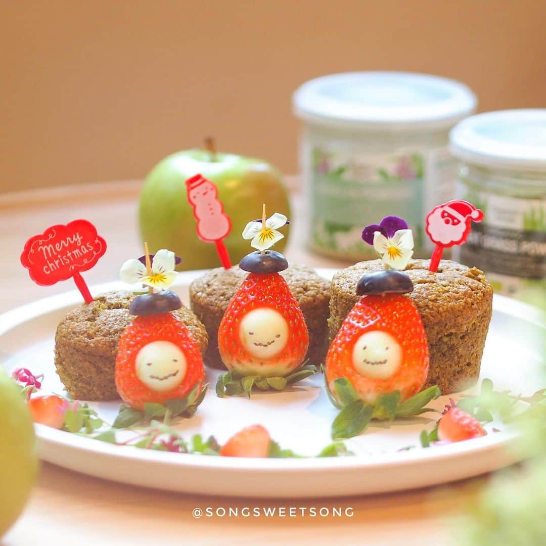 Song Sweet Songさんのインスタグラム写真 - (Song Sweet SongInstagram)「ขอบคุณกิจกรรมดีๆ มีประโยชน์ และเต็มไปด้วยความสุข 💕 จาก @organic_seeds และ เพจ @motherlurka ที่ชวนสองมาทำเมนู Merry Muffin เพิ่มไฟเบอร์จากผักเน้นๆ ด้วย Spinach Powder และ Alfafa Powder จาก #organic_seeds ที่ @wongnaicocookingspace คู่กับ น้อง @smurf_ogns และเชฟธัมดี นะคะ~ แล้วยังทำให้ได้มีโอกาสมาพบกับพี่ๆ เพื่อนๆ น้องๆ blogger ที่แอบติดตามในเพจและไอจีมานานด้วย ดีใจมากจริงๆฮะ 💕เป็นกิจกรรมที่อิ่มมากกกกกกกก เพราะทุกคนได้ลงมือทำอาหาร ขนม เครื่องดื่มด้วยตัวเอง แถมให้ความรู้เกี่ยวกับสารอาหารแน่นๆตลอดงานเลย 💕💕💕 ประทับใจมากๆ อยากให้มีอีกนะค้าาาาาาาาาา ✨✨✨」12月2日 13時36分 - songsweetsong