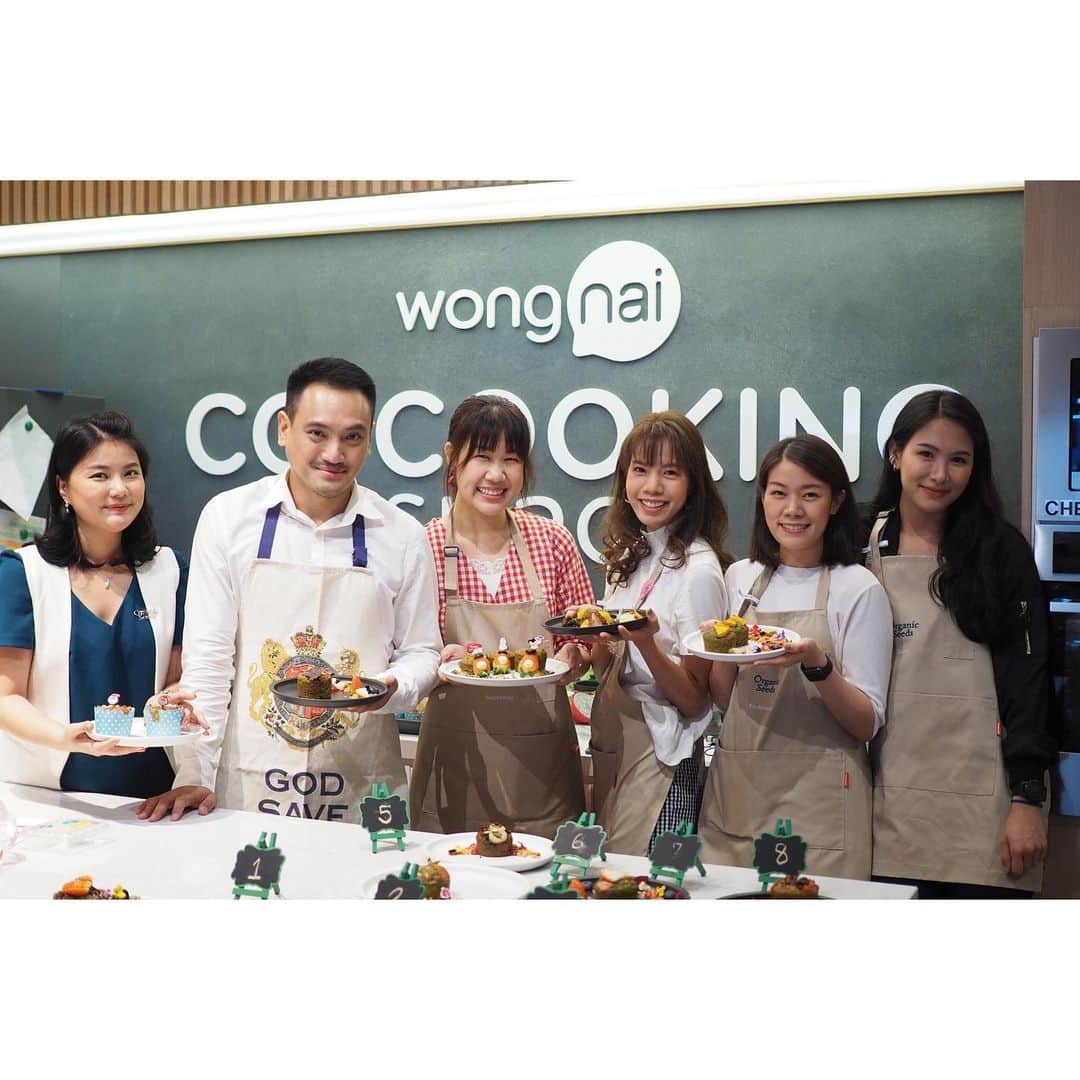 Song Sweet Songさんのインスタグラム写真 - (Song Sweet SongInstagram)「ขอบคุณกิจกรรมดีๆ มีประโยชน์ และเต็มไปด้วยความสุข 💕 จาก @organic_seeds และ เพจ @motherlurka ที่ชวนสองมาทำเมนู Merry Muffin เพิ่มไฟเบอร์จากผักเน้นๆ ด้วย Spinach Powder และ Alfafa Powder จาก #organic_seeds ที่ @wongnaicocookingspace คู่กับ น้อง @smurf_ogns และเชฟธัมดี นะคะ~ แล้วยังทำให้ได้มีโอกาสมาพบกับพี่ๆ เพื่อนๆ น้องๆ blogger ที่แอบติดตามในเพจและไอจีมานานด้วย ดีใจมากจริงๆฮะ 💕เป็นกิจกรรมที่อิ่มมากกกกกกกก เพราะทุกคนได้ลงมือทำอาหาร ขนม เครื่องดื่มด้วยตัวเอง แถมให้ความรู้เกี่ยวกับสารอาหารแน่นๆตลอดงานเลย 💕💕💕 ประทับใจมากๆ อยากให้มีอีกนะค้าาาาาาาาาา ✨✨✨」12月2日 13時36分 - songsweetsong