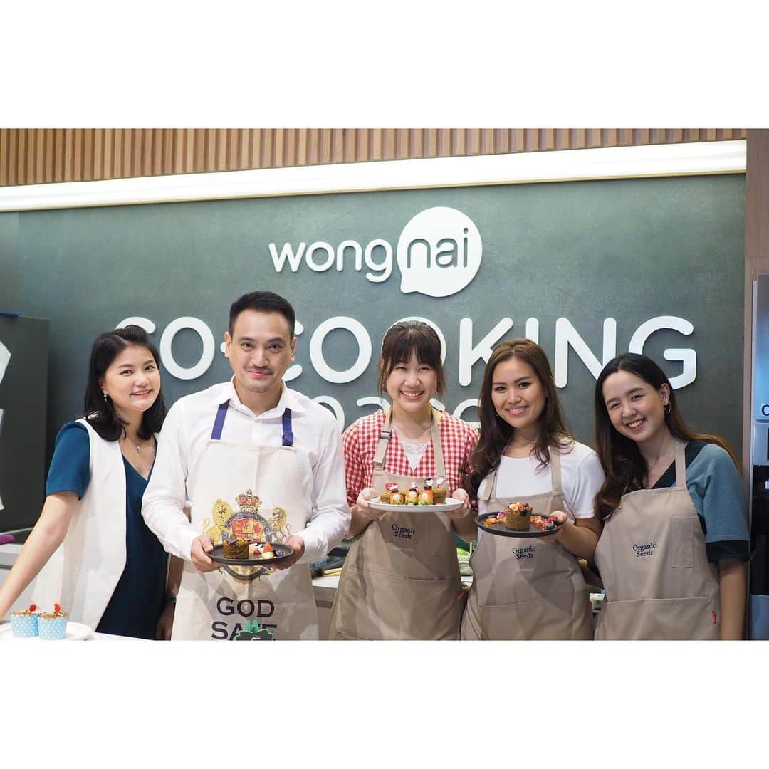 Song Sweet Songさんのインスタグラム写真 - (Song Sweet SongInstagram)「ขอบคุณกิจกรรมดีๆ มีประโยชน์ และเต็มไปด้วยความสุข 💕 จาก @organic_seeds และ เพจ @motherlurka ที่ชวนสองมาทำเมนู Merry Muffin เพิ่มไฟเบอร์จากผักเน้นๆ ด้วย Spinach Powder และ Alfafa Powder จาก #organic_seeds ที่ @wongnaicocookingspace คู่กับ น้อง @smurf_ogns และเชฟธัมดี นะคะ~ แล้วยังทำให้ได้มีโอกาสมาพบกับพี่ๆ เพื่อนๆ น้องๆ blogger ที่แอบติดตามในเพจและไอจีมานานด้วย ดีใจมากจริงๆฮะ 💕เป็นกิจกรรมที่อิ่มมากกกกกกกก เพราะทุกคนได้ลงมือทำอาหาร ขนม เครื่องดื่มด้วยตัวเอง แถมให้ความรู้เกี่ยวกับสารอาหารแน่นๆตลอดงานเลย 💕💕💕 ประทับใจมากๆ อยากให้มีอีกนะค้าาาาาาาาาา ✨✨✨」12月2日 13時36分 - songsweetsong