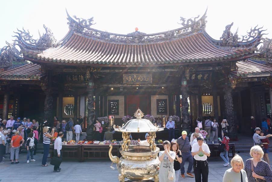 小嶋晶子のインスタグラム：「Memories of Taiwan trip.(Part.2)🇹🇼 ImI spent my time visiting Temples, including the Longshan Temple which is the oldest temple in Taipei. It’s supposed to be the strongest and most sacred place in Taipei.  #taiwan #temple #台湾 #寺院 #🇹🇼」