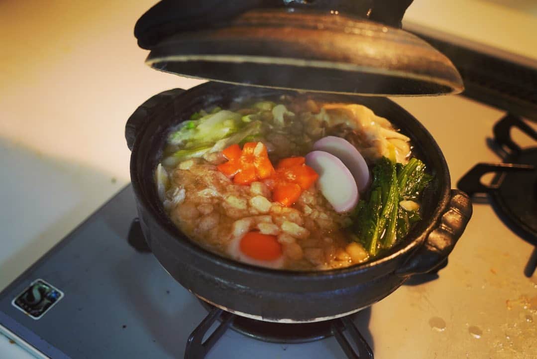 あばれる君さんのインスタグラム写真 - (あばれる君Instagram)「こんなに寒い日のお昼は鍋焼きうどんですな😋という事で作りました🍲🥢✨」12月2日 13時33分 - abarerukun