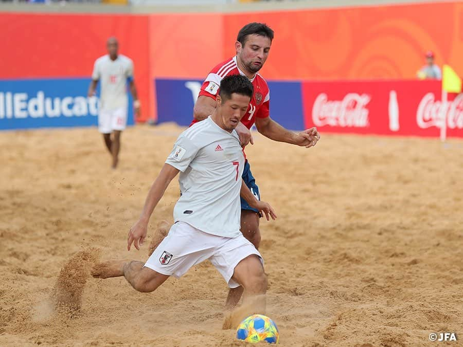 日本サッカー協会さんのインスタグラム写真 - (日本サッカー協会Instagram)「【Match photos①】過去最高位に並ぶ4位で大会を終える。 ・ ラモス瑠偉監督率いるビーチサッカー日本代表は12月1日(日)、パラグアイで開催されているFIFAビーチサッカーワールドカップの3位決定戦でロシアと対戦し、4-5の逆転負けを喫して大会を4位に終わり、惜しくも銅メダルを逃しました。 ・ なお、3位決定戦の後に行われた決勝を6-4で制したポルトガルが優勝、イタリアが準優勝という結果となりました。また、大会テクニカルスタディグループが選出するMVPに、日本の茂怜羅オズ選手が選ばれました。 ・ グループステージ第1戦 5-4 パラグアイ代表🇵🇾 グループステージ第2戦 4-3 アメリカ代表🇺🇸 グループステージ第3戦 5-3 スイス代表🇨🇭 準々決勝 3-2 ウルグアイ代表🇺🇾 準決勝　3-3(PK 1-2) ポルトガル代表🇵🇹 3位4位決定戦　4-5 ロシア代表🇷🇺 ・ #jfa #daihyo」12月2日 13時37分 - japanfootballassociation