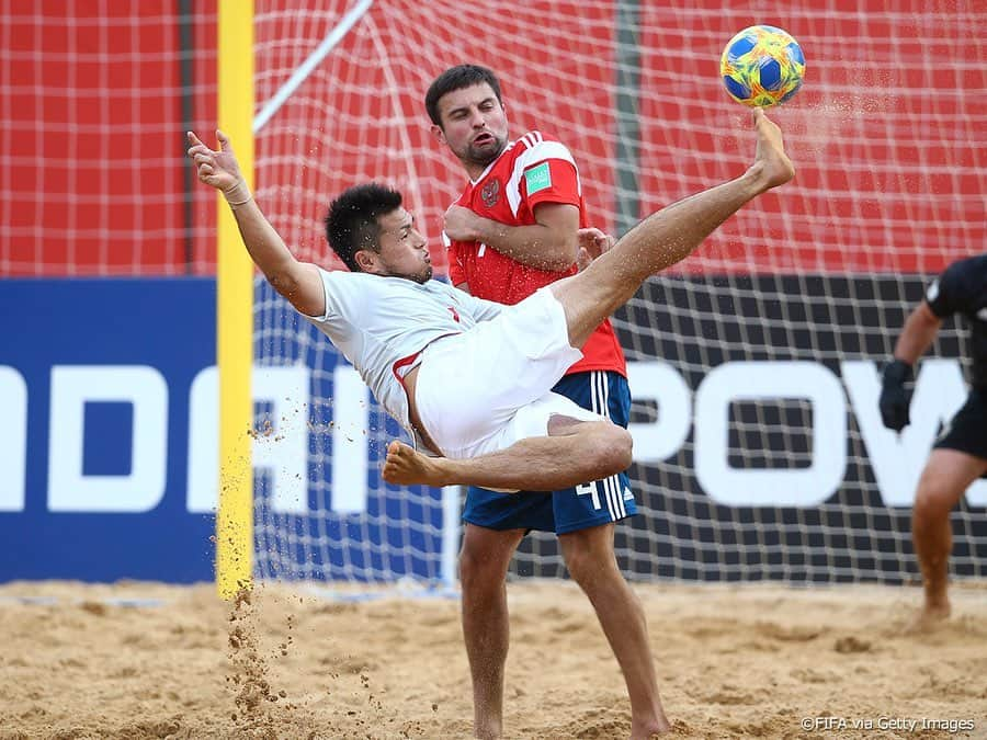 日本サッカー協会さんのインスタグラム写真 - (日本サッカー協会Instagram)「【Match photos①】過去最高位に並ぶ4位で大会を終える。 ・ ラモス瑠偉監督率いるビーチサッカー日本代表は12月1日(日)、パラグアイで開催されているFIFAビーチサッカーワールドカップの3位決定戦でロシアと対戦し、4-5の逆転負けを喫して大会を4位に終わり、惜しくも銅メダルを逃しました。 ・ なお、3位決定戦の後に行われた決勝を6-4で制したポルトガルが優勝、イタリアが準優勝という結果となりました。また、大会テクニカルスタディグループが選出するMVPに、日本の茂怜羅オズ選手が選ばれました。 ・ グループステージ第1戦 5-4 パラグアイ代表🇵🇾 グループステージ第2戦 4-3 アメリカ代表🇺🇸 グループステージ第3戦 5-3 スイス代表🇨🇭 準々決勝 3-2 ウルグアイ代表🇺🇾 準決勝　3-3(PK 1-2) ポルトガル代表🇵🇹 3位4位決定戦　4-5 ロシア代表🇷🇺 ・ #jfa #daihyo」12月2日 13時37分 - japanfootballassociation