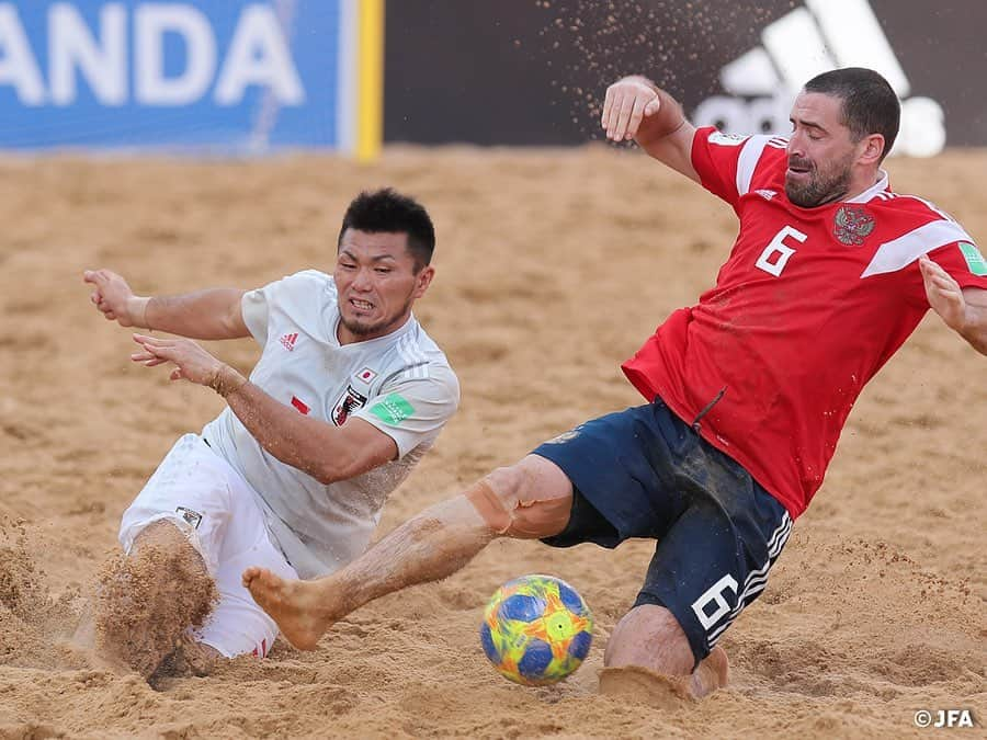 日本サッカー協会さんのインスタグラム写真 - (日本サッカー協会Instagram)「【Match photos②】過去最高位に並ぶ4位で大会を終える。 ・ ラモス瑠偉監督率いるビーチサッカー日本代表は12月1日(日)、パラグアイで開催されているFIFAビーチサッカーワールドカップの3位決定戦でロシアと対戦し、4-5の逆転負けを喫して大会を4位に終わり、惜しくも銅メダルを逃しました。 ・ なお、3位決定戦の後に行われた決勝を6-4で制したポルトガルが優勝、イタリアが準優勝という結果となりました。また、大会テクニカルスタディグループが選出するMVPに、日本の茂怜羅オズ選手が選ばれました。 ・ グループステージ第1戦 5-4 パラグアイ代表🇵🇾 グループステージ第2戦 4-3 アメリカ代表🇺🇸 グループステージ第3戦 5-3 スイス代表🇨🇭 準々決勝 3-2 ウルグアイ代表🇺🇾 準決勝　3-3(PK 1-2) ポルトガル代表🇵🇹 3位4位決定戦　4-5 ロシア代表🇷🇺 ・ #jfa #daihyo」12月2日 13時39分 - japanfootballassociation