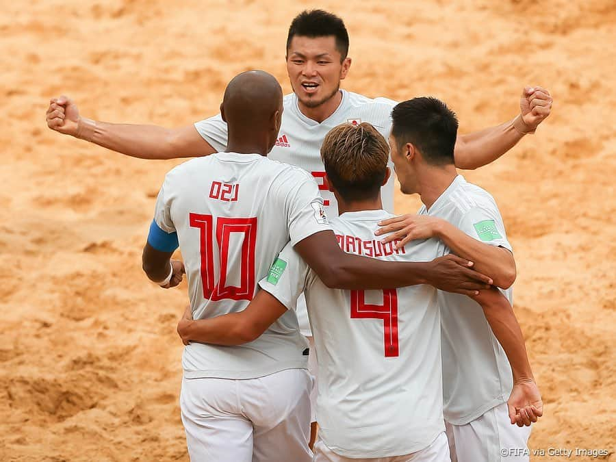 日本サッカー協会さんのインスタグラム写真 - (日本サッカー協会Instagram)「【Match photos②】過去最高位に並ぶ4位で大会を終える。 ・ ラモス瑠偉監督率いるビーチサッカー日本代表は12月1日(日)、パラグアイで開催されているFIFAビーチサッカーワールドカップの3位決定戦でロシアと対戦し、4-5の逆転負けを喫して大会を4位に終わり、惜しくも銅メダルを逃しました。 ・ なお、3位決定戦の後に行われた決勝を6-4で制したポルトガルが優勝、イタリアが準優勝という結果となりました。また、大会テクニカルスタディグループが選出するMVPに、日本の茂怜羅オズ選手が選ばれました。 ・ グループステージ第1戦 5-4 パラグアイ代表🇵🇾 グループステージ第2戦 4-3 アメリカ代表🇺🇸 グループステージ第3戦 5-3 スイス代表🇨🇭 準々決勝 3-2 ウルグアイ代表🇺🇾 準決勝　3-3(PK 1-2) ポルトガル代表🇵🇹 3位4位決定戦　4-5 ロシア代表🇷🇺 ・ #jfa #daihyo」12月2日 13時39分 - japanfootballassociation