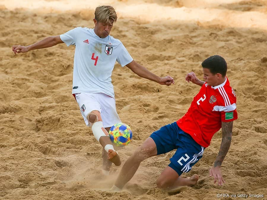 日本サッカー協会さんのインスタグラム写真 - (日本サッカー協会Instagram)「【Match photos②】過去最高位に並ぶ4位で大会を終える。 ・ ラモス瑠偉監督率いるビーチサッカー日本代表は12月1日(日)、パラグアイで開催されているFIFAビーチサッカーワールドカップの3位決定戦でロシアと対戦し、4-5の逆転負けを喫して大会を4位に終わり、惜しくも銅メダルを逃しました。 ・ なお、3位決定戦の後に行われた決勝を6-4で制したポルトガルが優勝、イタリアが準優勝という結果となりました。また、大会テクニカルスタディグループが選出するMVPに、日本の茂怜羅オズ選手が選ばれました。 ・ グループステージ第1戦 5-4 パラグアイ代表🇵🇾 グループステージ第2戦 4-3 アメリカ代表🇺🇸 グループステージ第3戦 5-3 スイス代表🇨🇭 準々決勝 3-2 ウルグアイ代表🇺🇾 準決勝　3-3(PK 1-2) ポルトガル代表🇵🇹 3位4位決定戦　4-5 ロシア代表🇷🇺 ・ #jfa #daihyo」12月2日 13時39分 - japanfootballassociation