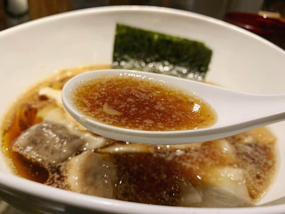 SUSURUさんのインスタグラム写真 - (SUSURUInstagram)「裏Q@札幌市中央区 醤油煮干ワンタン 北海道来てます！ 去年の大つけ麺博でJapanese Ramen Noodle Lab Qさんのラーメンを食べ、美味しすぎて札幌に行くことがあったら絶対寄ろうと思っていたお店。 今週は店主さん不在なので別ブランド『裏Q』での営業とのことで、煮干ラーメンをいただきました🍥 こちらもめっちゃ美味。キリリと煮干しの旨味を感じられるスープに歯切れの良い麺がよく合います🐟 表Qは次回の札幌訪問時の楽しみにしておきます😍 #susuru_tv #プライベート #JapaneseNoodleLabQ #札幌 #北海道 #うまい  #ラーメン #らーめん #ramen #ラーメン部 #ramennoodles #毎日ラーメン生活 #麺スタグラム #japaneseramen #japanramen #foodstagram #foodie #noodles #instanoodle #instaramen #instafood #susururecommended #札幌ラーメン #煮干しラーメン」12月2日 13時40分 - susuru_tv