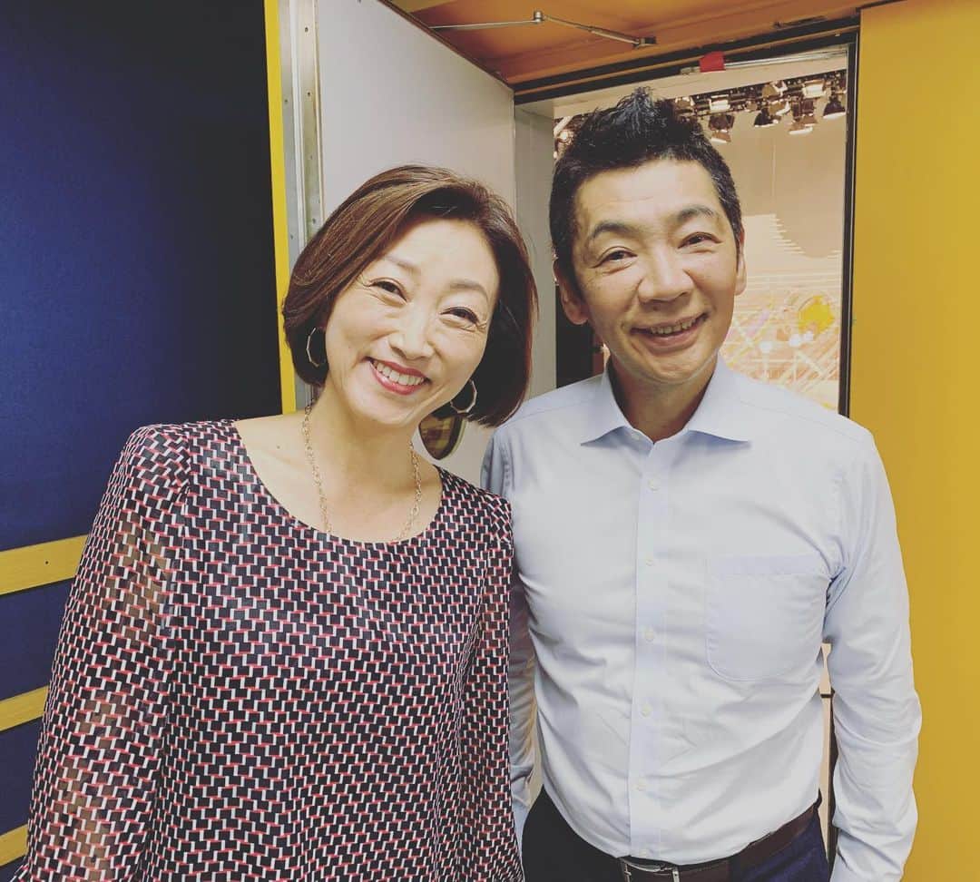 のインスタグラム：「昨晩はMr.サンデーでした。終了後スタジオでたところで宮根さんと。 ジャケットもネクタイもとった後なのに撮ってくださいました。😊 Right after Sunday evening news show with MC, Miyane-san.」
