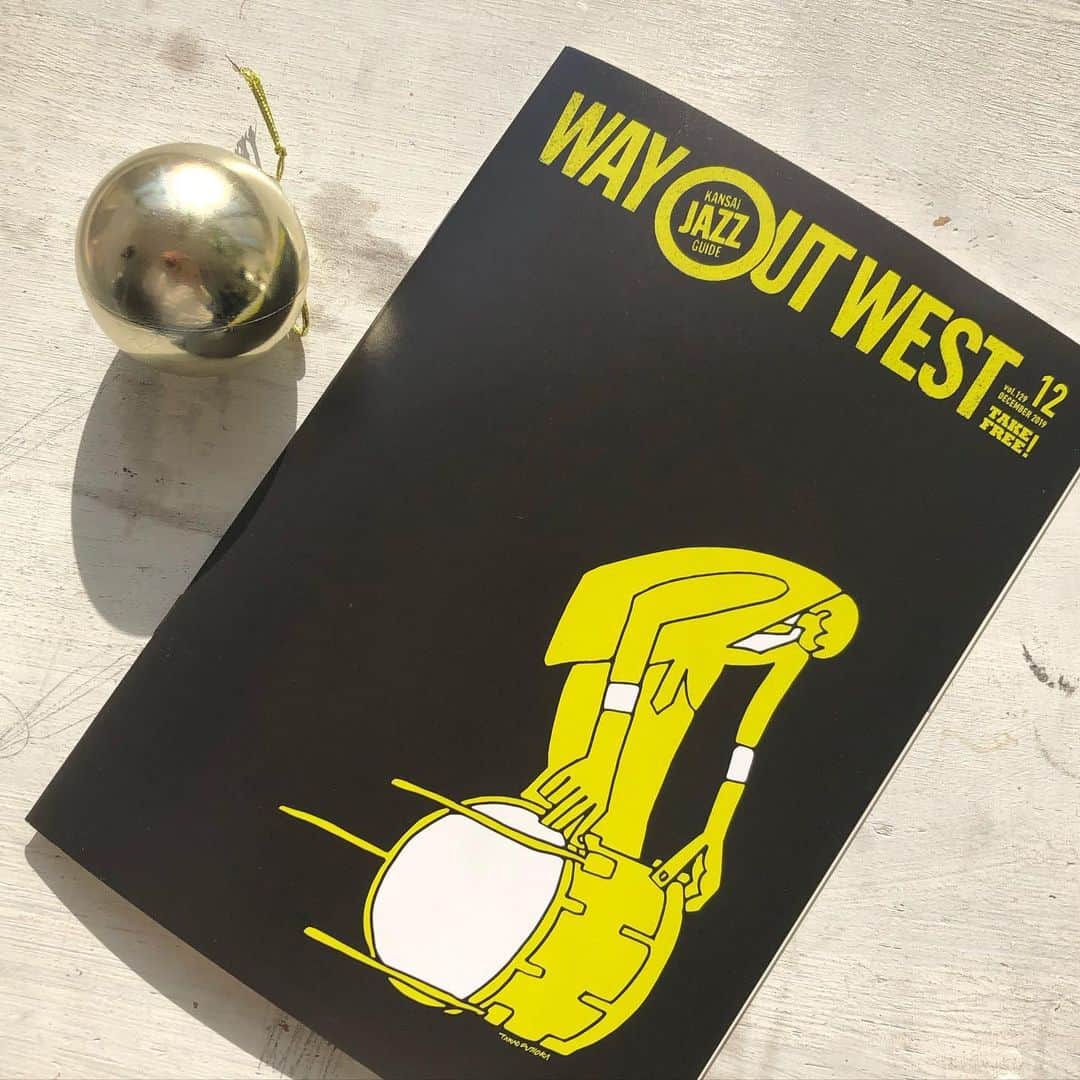 川本睦子さんのインスタグラム写真 - (川本睦子Instagram)「‪Way Out West 12月号、巻頭の関西ジャズミュージシャンが今年を振り返る特集、皆さんのいろんなお話がとても面白い。わたしは関西在住じゃないのに恋バナ特権で隅っこに載せてもらいました。連載の恋バナは、Winter Wonderlandについて書きました。読んでくれると嬉しいな🎄‬ #なんとなく季節感を出そうとして置いてみた #ぼんやりと映る睦子」12月2日 13時48分 - muzco