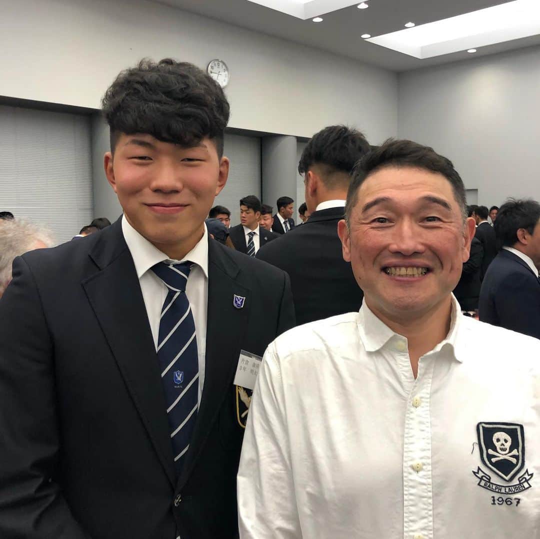 西尾季隆さんのインスタグラム写真 - (西尾季隆Instagram)「昨日は早明戦の後のラグビー部激励会に行かせてもらいました。 坂くん、安ちゃん、片倉くん、 射場くん、三好くん、葛西くん、 辻くん、矢野くんに写真撮ってもらいました。 みんな大学生で息子ぐらいの子たちですが 明治のあの熱い試合をいつも見てるから、 僕からしたら日本代表の選手と 全く変わらないぐらいのスターばっかり！ ご飯食べに行ってるメンバーは さすがに打ち解けてるけど 他の選手は結構な緊張でした。 葛西くんは1年生ですが高校ラグビーの 流経大柏の主将で活躍してたのを見てたから 明治に入ったときめっちゃうれしかったし。 他にも撮って欲しかった選手いっぱいいたほど すごい会に出させてもらいました。 誘ってくれた仲間のラグビーおじさん、 佐藤さんありがとうございました！ #明治大学 #明治大学ラグビー部 #meijirugby  #ラグビーおじさん #ラグビー」12月2日 13時50分 - nishio_xgun