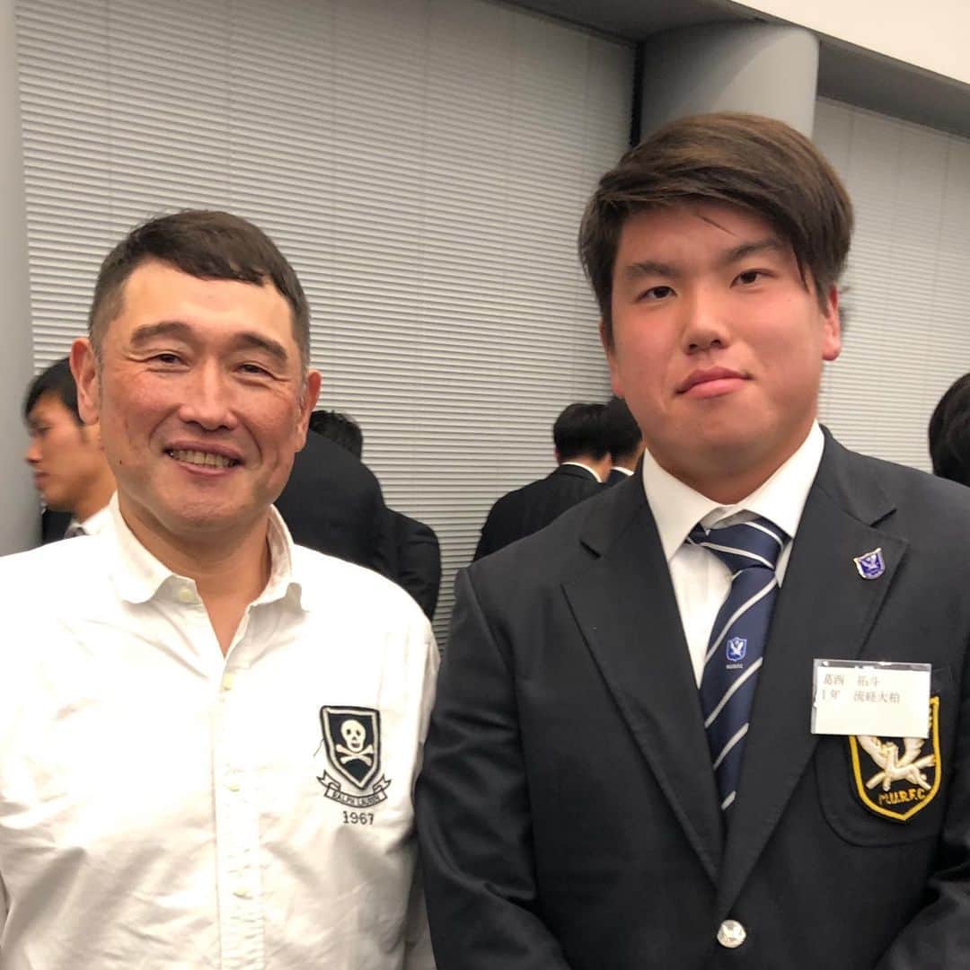 西尾季隆さんのインスタグラム写真 - (西尾季隆Instagram)「昨日は早明戦の後のラグビー部激励会に行かせてもらいました。 坂くん、安ちゃん、片倉くん、 射場くん、三好くん、葛西くん、 辻くん、矢野くんに写真撮ってもらいました。 みんな大学生で息子ぐらいの子たちですが 明治のあの熱い試合をいつも見てるから、 僕からしたら日本代表の選手と 全く変わらないぐらいのスターばっかり！ ご飯食べに行ってるメンバーは さすがに打ち解けてるけど 他の選手は結構な緊張でした。 葛西くんは1年生ですが高校ラグビーの 流経大柏の主将で活躍してたのを見てたから 明治に入ったときめっちゃうれしかったし。 他にも撮って欲しかった選手いっぱいいたほど すごい会に出させてもらいました。 誘ってくれた仲間のラグビーおじさん、 佐藤さんありがとうございました！ #明治大学 #明治大学ラグビー部 #meijirugby  #ラグビーおじさん #ラグビー」12月2日 13時50分 - nishio_xgun