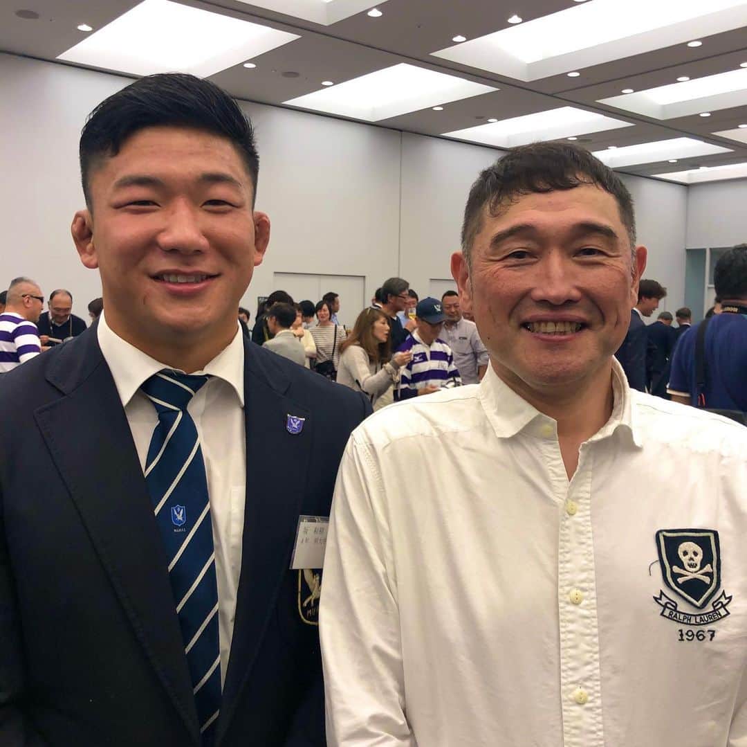西尾季隆さんのインスタグラム写真 - (西尾季隆Instagram)「昨日は早明戦の後のラグビー部激励会に行かせてもらいました。 坂くん、安ちゃん、片倉くん、 射場くん、三好くん、葛西くん、 辻くん、矢野くんに写真撮ってもらいました。 みんな大学生で息子ぐらいの子たちですが 明治のあの熱い試合をいつも見てるから、 僕からしたら日本代表の選手と 全く変わらないぐらいのスターばっかり！ ご飯食べに行ってるメンバーは さすがに打ち解けてるけど 他の選手は結構な緊張でした。 葛西くんは1年生ですが高校ラグビーの 流経大柏の主将で活躍してたのを見てたから 明治に入ったときめっちゃうれしかったし。 他にも撮って欲しかった選手いっぱいいたほど すごい会に出させてもらいました。 誘ってくれた仲間のラグビーおじさん、 佐藤さんありがとうございました！ #明治大学 #明治大学ラグビー部 #meijirugby  #ラグビーおじさん #ラグビー」12月2日 13時50分 - nishio_xgun