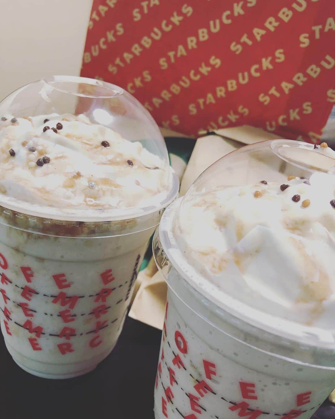 益田麻衣のインスタグラム：「おばあちゃんとお家スタバ。  #スターバックス #スタバ新作 #シェアチケット #ナッティホワイトチョコレートフラペチーノ #フラペチーノ #マフィン #おいしい #ティータイム」