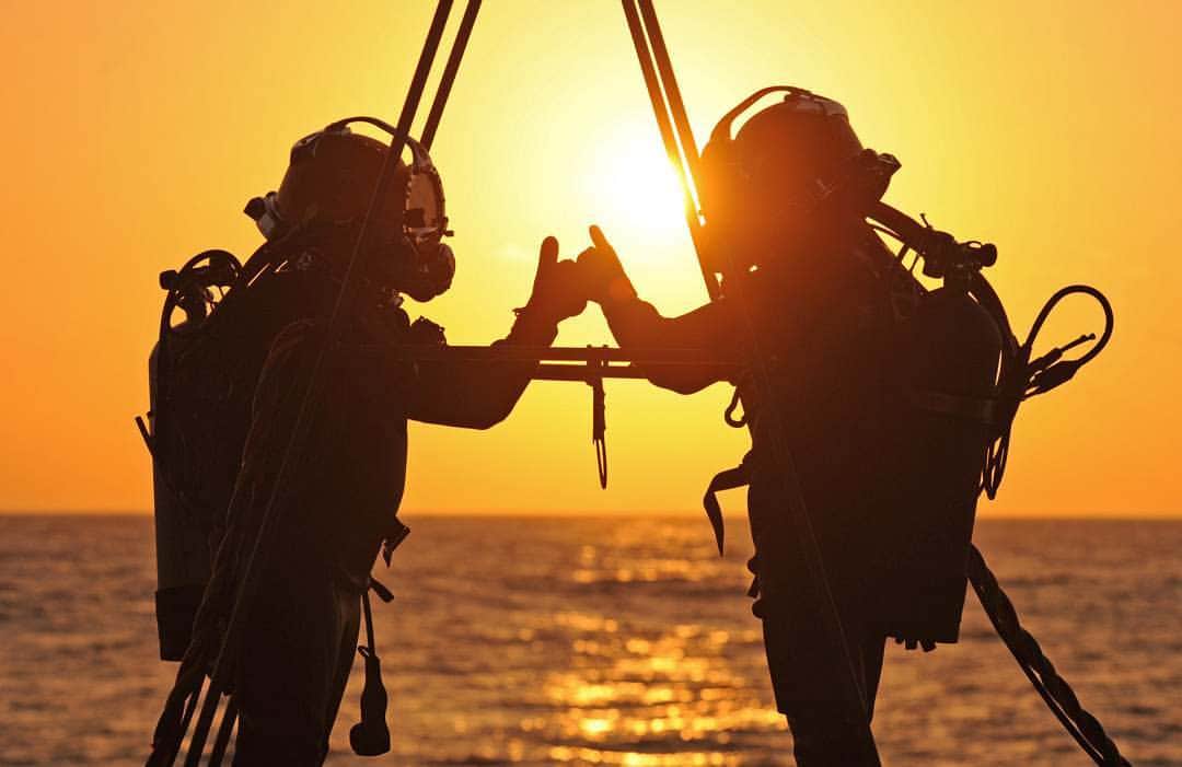 海上自衛隊さんのインスタグラム写真 - (海上自衛隊Instagram)「～　Buddy　バディー　～ 海上自衛隊の潜水士は、２名１組で潜水作業を行い、相互に確認しながら安全に作業を実施しています。バディー同士は強い絆で結ばれており、お互いに尊敬し信頼して助け合っています。  #海上自衛隊 #JMSDF #潜水 #潜水士 #ダイバー #夕陽 #サンセット #絆」12月2日 14時11分 - jmsdf_pr