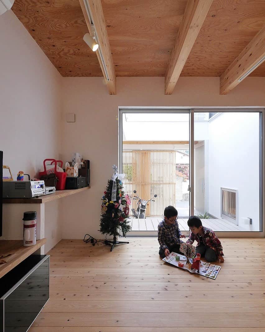 ソラマド香川のインスタグラム：「12月に入ったのでクリスマスツリーを出して冬仕様に。 ・ ・ --------------------------------------- ‐‐　★「ソラマドの家」資料請求はこちら ・ → @request.soramadokagawa ・ ‐‐　★もっと施工事例を見たい方はこちら ・ → @soramado_kagawa --------------------------------------- ・ ・ #ソラマド香川 ・ #インテリア#リビングダイニング#木の家#自然素材#無垢床#マイホーム#新築#自由設計#シンプルな暮らし#自然光#instahouse#instahome#soramado#ソラマド#家づくり#中庭のある家#house#自然素材#漆喰#interior#コートハウス#空#ウッドデッキ#home#中庭#おしゃれな家#ソラマドキッチン#設計事務所#センコー産業」