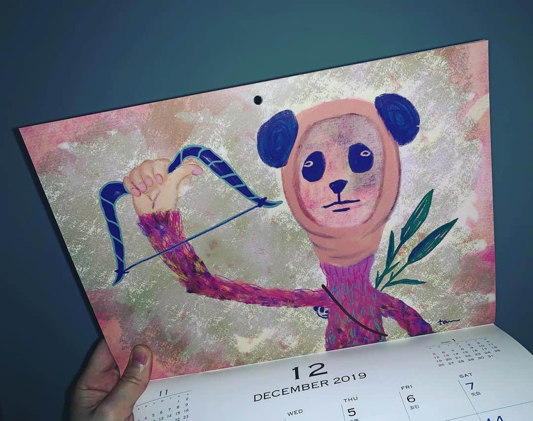 のインスタグラム：「12月の象徴を無視してパンダ。なぜ。私なぜ。 Why I painted Panda in December🎅🏻💬 . . . #calendar2019  #たむらぱんカレンダー #たむらぱん #tamurapan #calendar #2019 #December #12月 #artwork #myartwork」