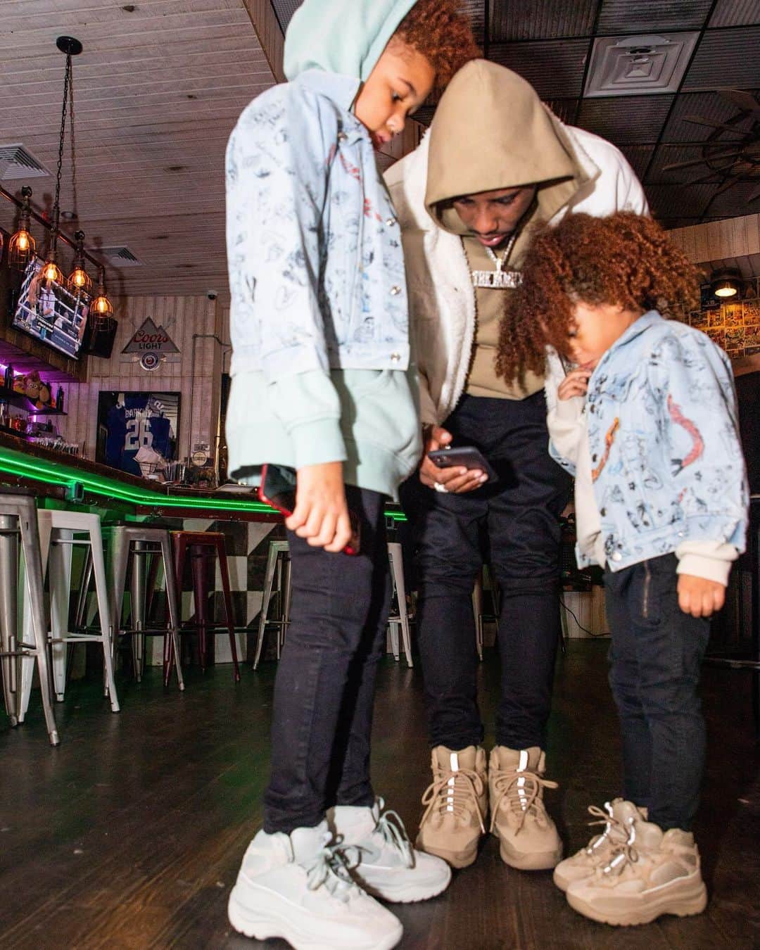 ファボラスのインスタグラム：「It’s all fun & games until you winning at all the games.. Now everybody ready to go home 😂🤷🏾‍♂️ • Thanks to @tiltzbrooklyn for the Hospitality!! #ImCompetitiveEvenWitTheKids 🤷🏾‍♂️ #DontLetMyKidWinIDCIfHes4 😎 #OhYeahISmokedHerbHighScoreAtTheBasketballHoopToo 🏀 #WhoopedJohanInMarvelVsCapcomToo 🤼‍♂️」