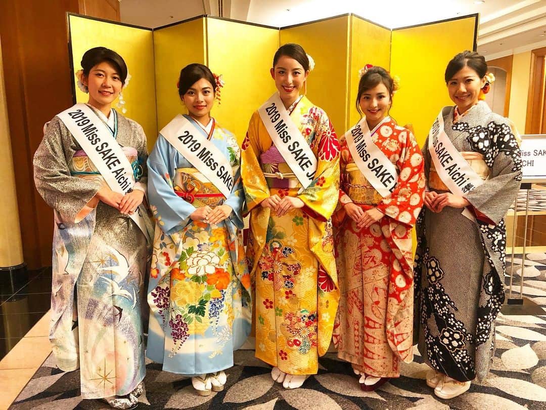 今川あかりのインスタグラム：「こんにちは🌿 2019Miss SAKE 愛媛代表の今川あかりです🍶🍊 先日、ヒルトン名古屋にて行われました、2020Miss SAKE 愛知大会に招待していただき、2019Miss SAKE 春田早重さん、愛知代表　豊田佳穂さん、愛知準グランプリの山口佳穂さん、亥子潔香さんと共に参加してまいりました。  愛知大会のファイナリストの皆さんのスピーチを聞いていると、去年自分が2019Miss SAKE 愛媛大会に出場したときのことを思い出しました。スピーチの限られた時間のなかで、自分がどんな活動をしたいか、どうやったら想いが伝わるだろうかと、緊張とワクワクした気持ちでいっぱいでした。そしてなにより、愛知大会ファイナリストの皆さんのレベルの高さにとても驚きました。日本大会さながら、素晴らしい大会に立ち会わせていただき、光栄です。  私も2019Miss SAKE愛媛代表として、活動の際には、応援してくださる方々への感謝をもち、少しでも多くの方に日本酒、日本文化を、身近に感じていただくための架け橋のような存在になれたらと思います。 そして、2020のミスの方々にもさまざまな企業様や団体様と関わり、共に日本酒、日本文化を世界中に広めていけるよう、願っております。  Miss SAKEの活動をご支援くださる各関係省庁様、企業様、団体様、酒造組合様、事務局の方々に、このような素晴らしい経験をさせていただき、感謝申し上げます。ありがとうございました。  2019 Miss SAKE 愛媛代表  今川  あかり」