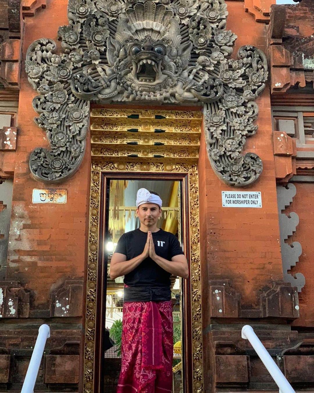 ホルヘ・ロレンソさんのインスタグラム写真 - (ホルヘ・ロレンソInstagram)「Visiting #PetitengetTemple, one of the most important temple in Bali. Getting to know more about this beautiful island with a very rich culture and tradition. Thank you @satriakusuma for sharing the information about #Bali... 🙏 #petitengetbeach」12月2日 14時13分 - jorgelorenzo99