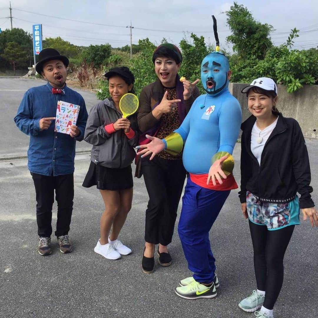糸数美樹のインスタグラム：「那覇マラソン参加された皆様お疲れ様でした！ そんな私はというと、、 あんなにあんなにあんなに練習したのに、まさかのドクターストップで出場できないという悔しい結果になってしまいました。  Aランチも家で二回観ました。 しにか笑って、泣きました。最高でした！ 改めまして、 RBC那覇マラソンチームのスタッフの皆様、Aランチのスタッフの皆様、ノーブレーキのあゆむさんぶーぶーさん、魅川憲一郎さん、狩俣倫太郎さん、田久保さん、田仲メリアン姫、田地香織さん、ハイビスカスパーティーちあきさん、きいやま商店さん、応援してくれたみなさんありがとうございました。そして、期待に応えられずごめんなさい。  マラソンとは無縁、なんなら運動もしない私が決意して挑んだフルマラソンチャレンジ。練習中からずっと後悔してましたが、練習を重ねるごとにいつしか本番が楽しみになっていました。そんな矢先のまさかの結末、、、 沢山の皆さんに応援の声いただいたのに本当にごめんなさい😭  でも！必ずリベンジしますので、その時はまた応援してくれると嬉しいです！！ その時はまたどうぞ宜しくお願いします🙇‍♀️🙇‍♀️🙇‍♀️」