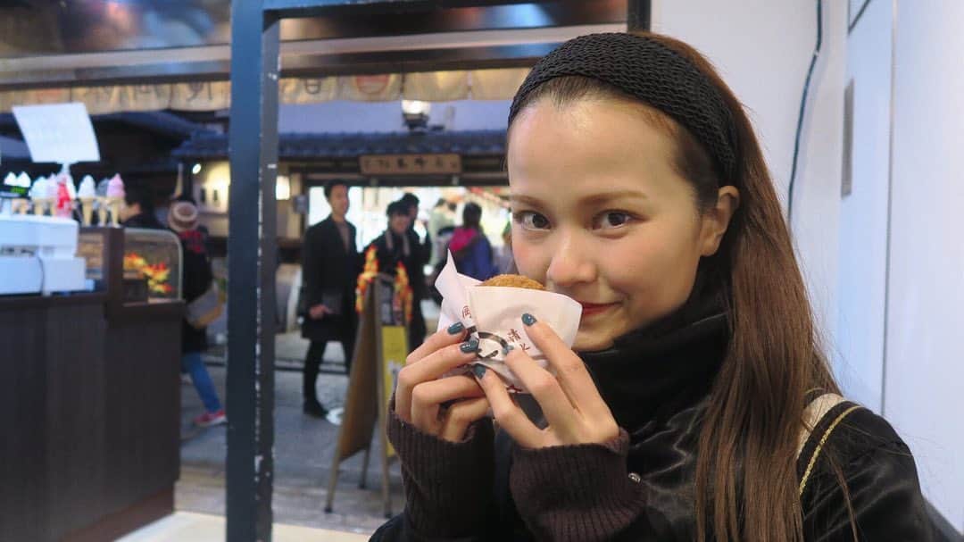 MiracleVellMagicのインスタグラム：「I have a huge forehead🌝 京都でころっけ！ 京都ってあんなに寒いのね！盆地もんね！手が凍る〜と思いながら歩いてたら美味しそうなコロッケを発見。ひとつ注文して、店内に入ったらまぁ〜ほっこり暖かくて。ぬくぬくしながらころっけ頂きましたとさ。🥴 #京都 #清水寺 #kyoto #kiyomizudera」