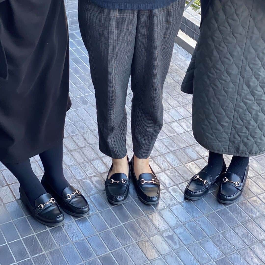 LEEさんのインスタグラム写真 - (LEEInstagram)「GUの¥2490ビットローファー、LEEスタッフ3人でカブり買い！  LEE編集部のお買い物、本日はLEEwebねこまです。  新発売のコスメをご紹介するLEEweb連載 「キレイをつくるコスメ暦」 ご覧いただけておりますでしょうか？  ビューティーアカウント @magazinelee_beauty にも 投稿していますのでぜひチェックしていただきたいのですが、 それはさておき、先日の撮影の際、 なんとコスメ暦メンバー3人の足元がカブりました！笑  #GU ( @gu_global )﻿ ﻿ビットローファー ￥2490  左からLEEwebねこま、ライター・ユッコさん、編集オダッコさん。  秋の始まりにユッコさんが履いているのを見て 欲しいなあ〜と思い、GUのウェブを見てみると売り切れ。  がっくり……と思っていたら、再入荷！ ¥2490ですし、迷わずポチッと。  さっそくユッコさんに見せよう〜と履いていくと、 なんとオダッコさんも買っていて、 さらにユッコさんも履いてきていたので 3人カブりとなりました！笑  可愛いし履きやすいし、これはいい買い物をしたなとホクホク。  LEEweb内「暮らしのヒント」では、 ユッコこと渡辺有紀子さんが、 「GUやZARAで！秋冬のお仕事パンツコーデ」 という記事でくわしく書いてくださっています！  撮影はコスメ暦を撮ってくださっている岩城裕哉さん。 ありがとうございます！  #LEE編集部のお買い物 #magazinelee #leeweb  #ジーユー #ビットローファー #大人gu部 #gu購入品 #コーデ #今日のコーデ #guコーデ #足元 #足元くら部」12月2日 14時24分 - magazinelee