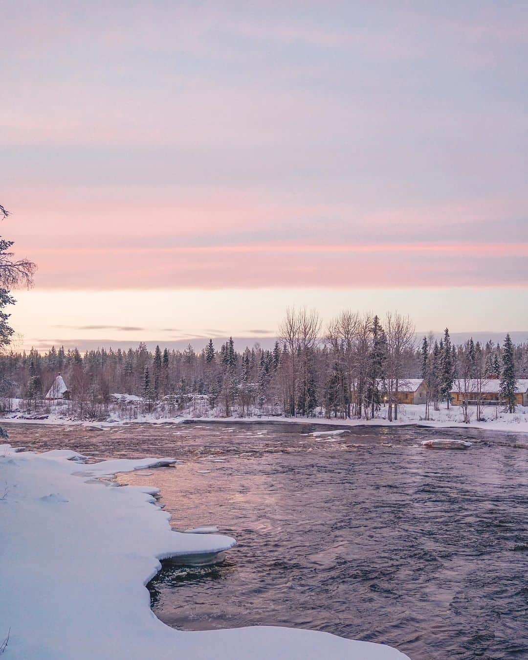 Giann Chanさんのインスタグラム写真 - (Giann ChanInstagram)「Cotton candy sky in Lapland, almost pretty enough to eat🍬 . . #lapland #Finland #rovaniemi #ctytravelmap #pinksky #pastelaesthetic #Visitfinland」12月2日 14時25分 - chan.tsz.ying
