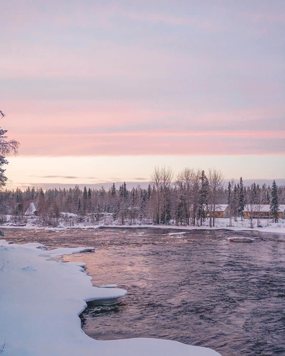 Giann Chanのインスタグラム：「Cotton candy sky in Lapland, almost pretty enough to eat🍬 . . #lapland #Finland #rovaniemi #ctytravelmap #pinksky #pastelaesthetic #Visitfinland」